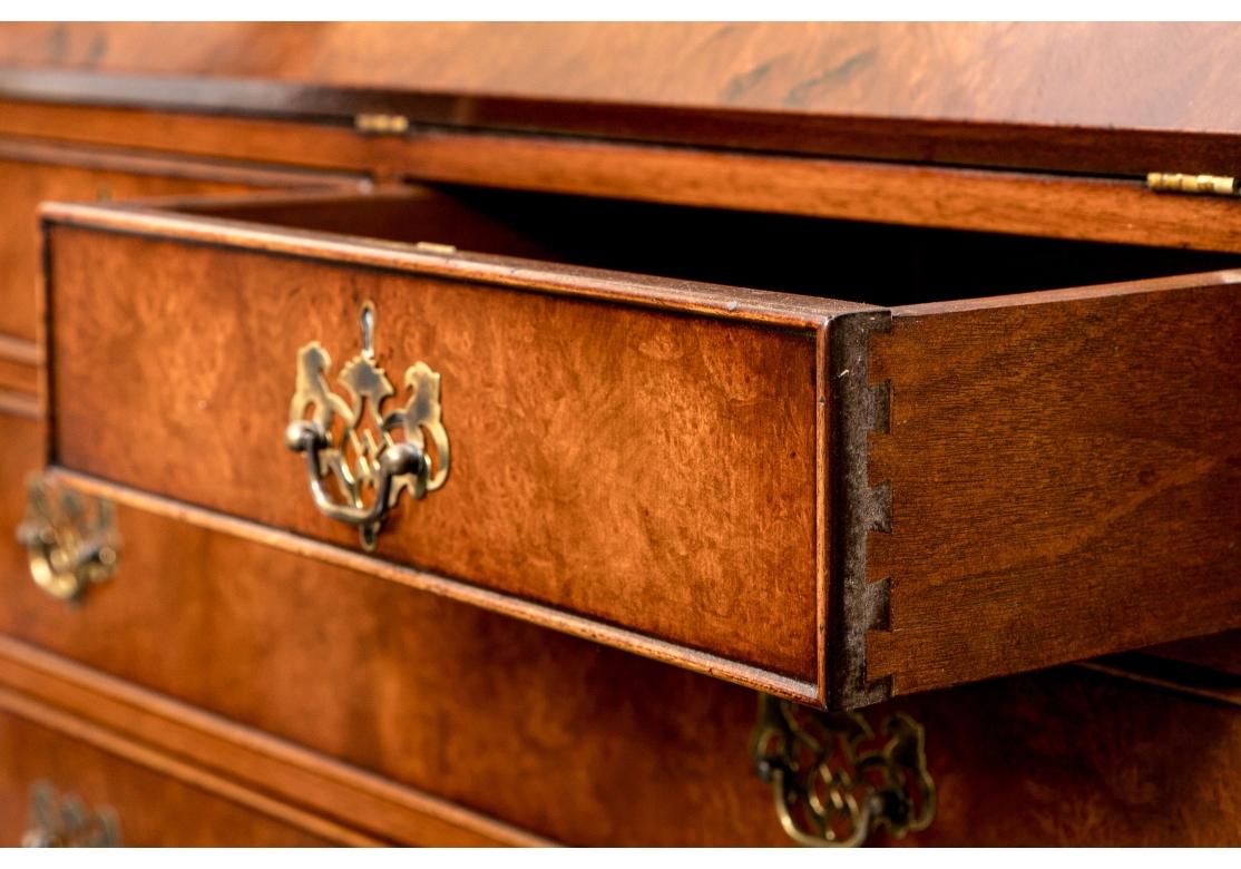 Feine englische George III Stil Mahagoni & Wurzelholz Bücherschrank (George III.) im Angebot