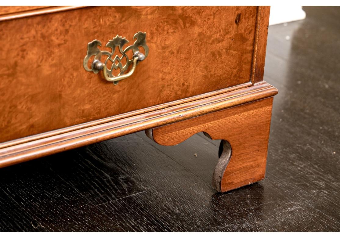 Feine englische George III Stil Mahagoni & Wurzelholz Bücherschrank (Messing) im Angebot