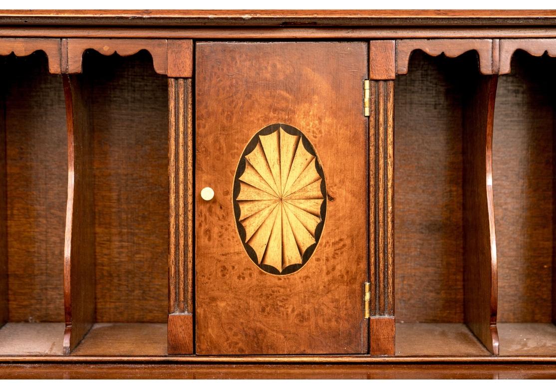 Feine englische George III Stil Mahagoni & Wurzelholz Bücherschrank im Angebot 1