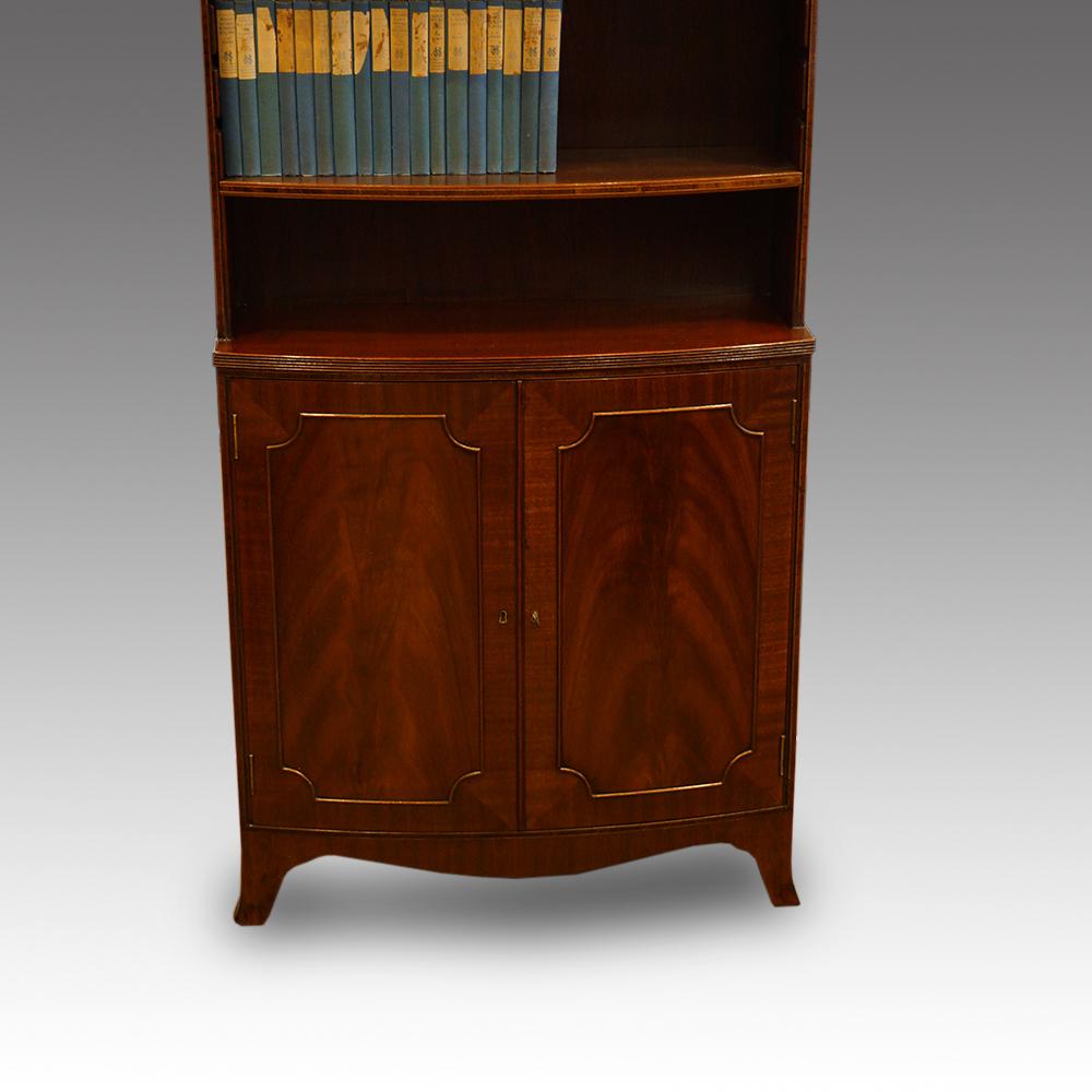 George V mahogany open bookcase
This George V mahogany open bookcase was made circa 1920 to be retailed in one of the top end retailers of the day.
It is of bow front shape and fitted with adjustable shelves. This allows you to arrange these to get
