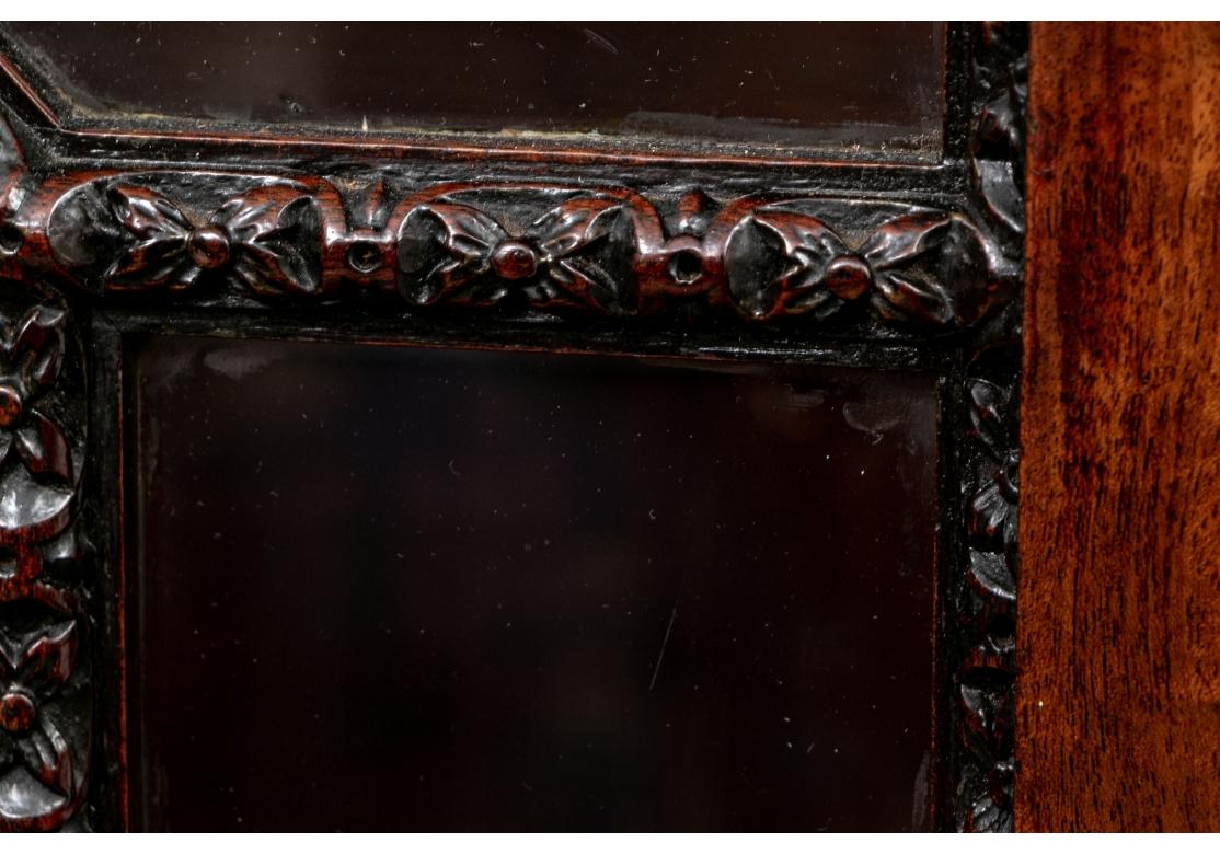 1780's. Exquisite spätere georgianische Bruchfront mit floral geschnitzten chinesischen Chippendale-Details an den Pfosten. Die klaren klassischen Linien mit geschnitztem Gesims über einem abwechselnd kannelierten und rosettengeschnitzten Fries. Der