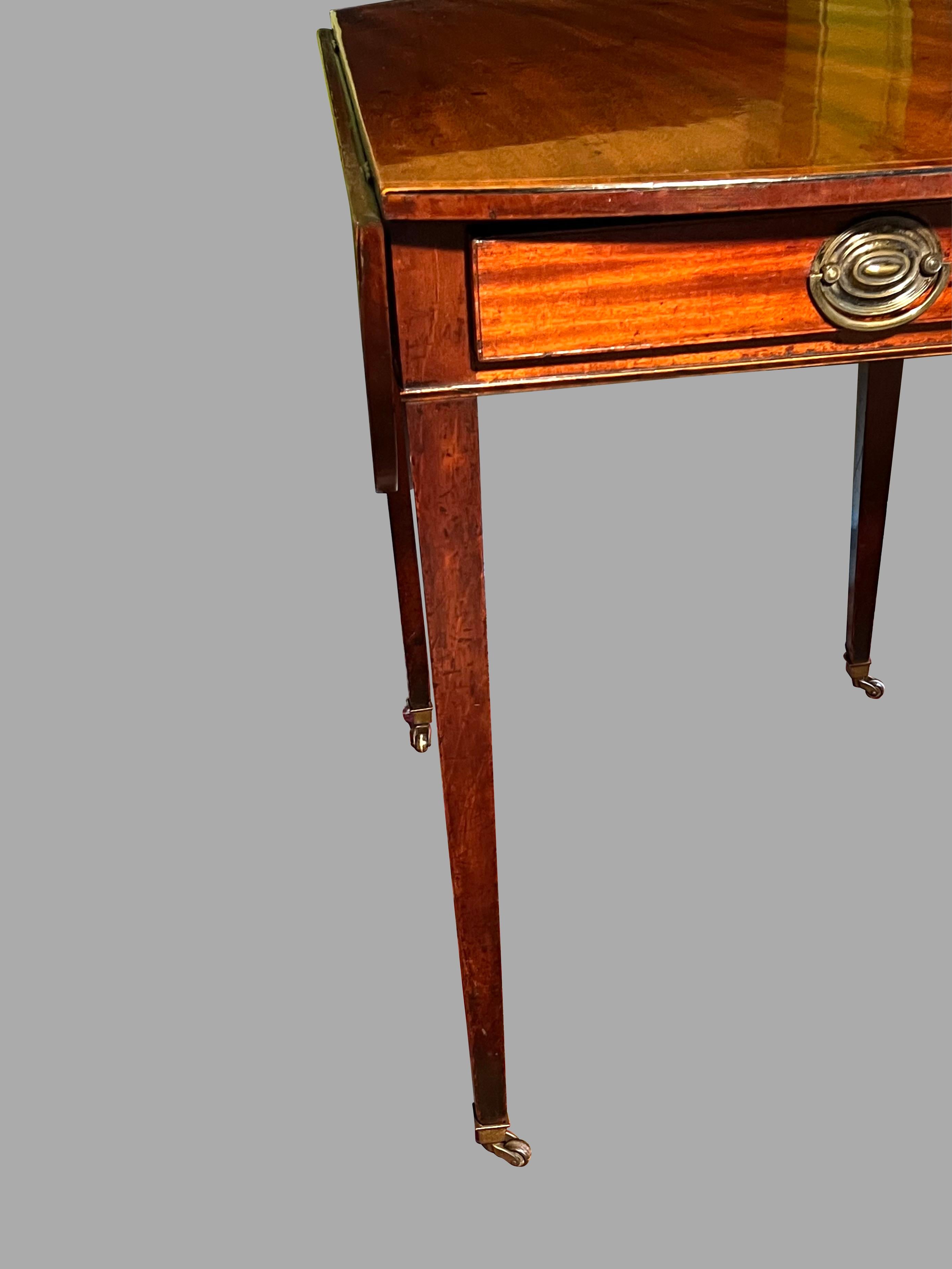 Feiner englischer Mahagoni-Pembroke-Tisch mit Intarsien aus der Hepplewhite-Periode mit Schublade im Angebot 7