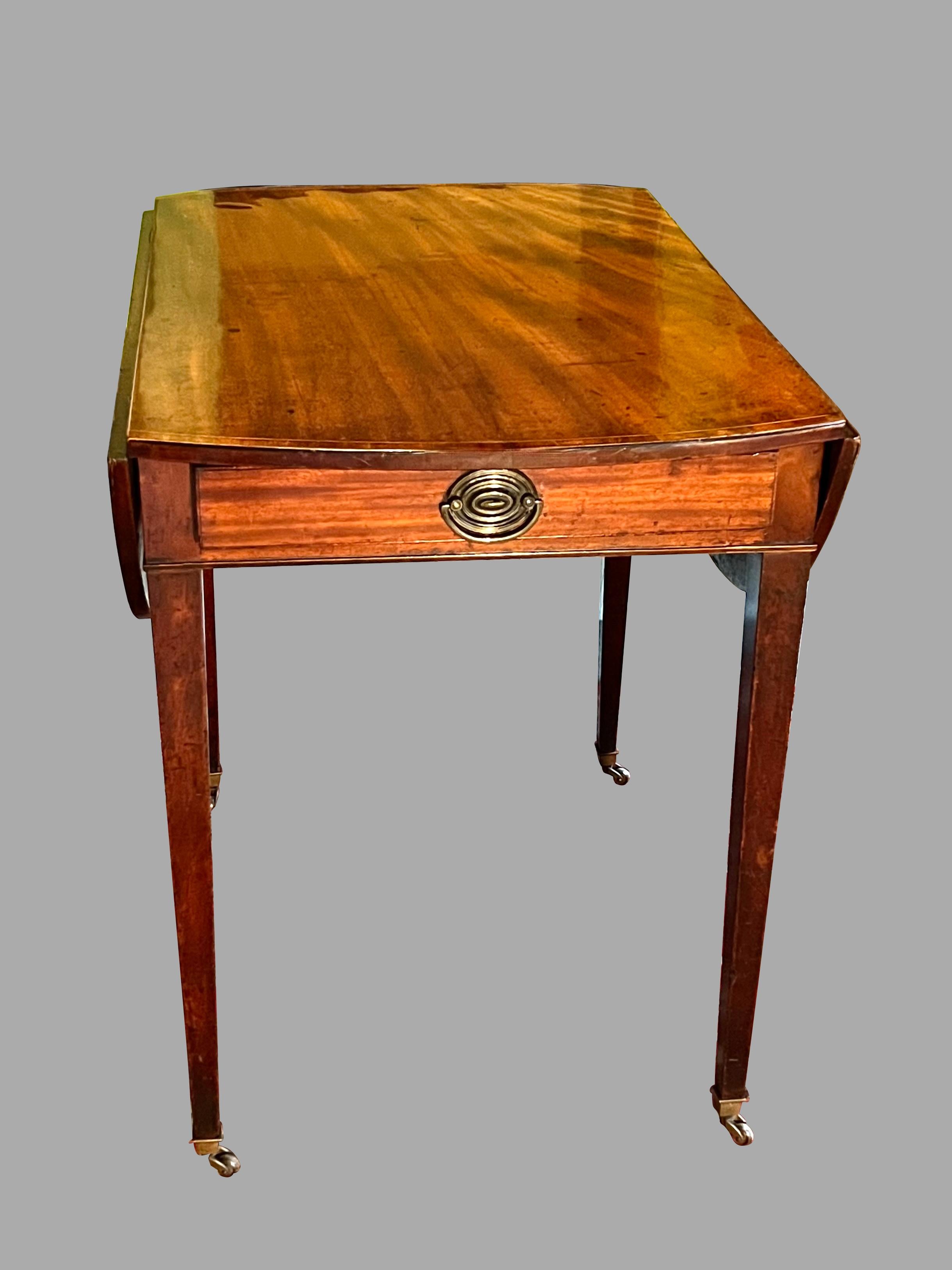Feiner englischer Mahagoni-Pembroke-Tisch mit Intarsien aus der Hepplewhite-Periode mit Schublade (Englisch) im Angebot