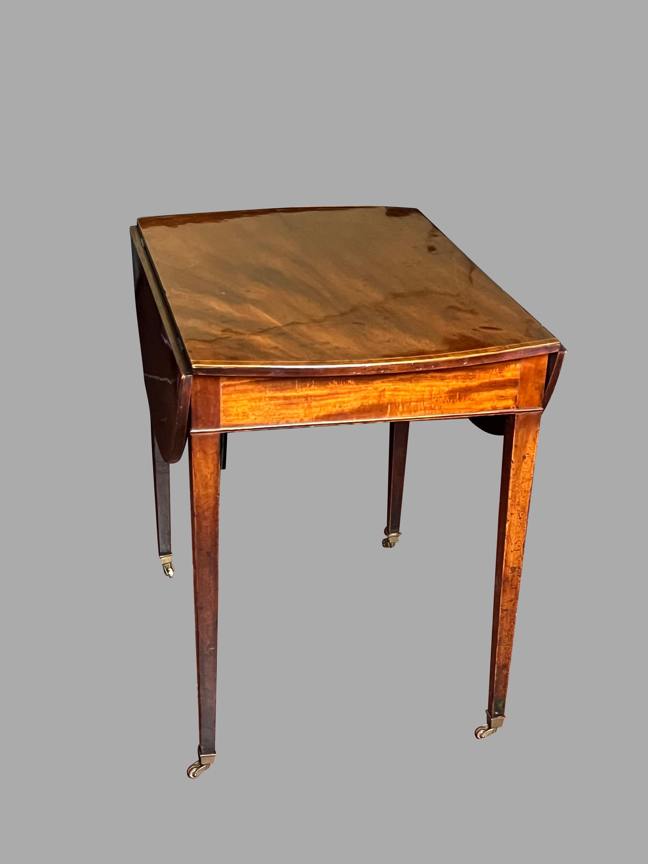 Feiner englischer Mahagoni-Pembroke-Tisch mit Intarsien aus der Hepplewhite-Periode mit Schublade (18. Jahrhundert) im Angebot