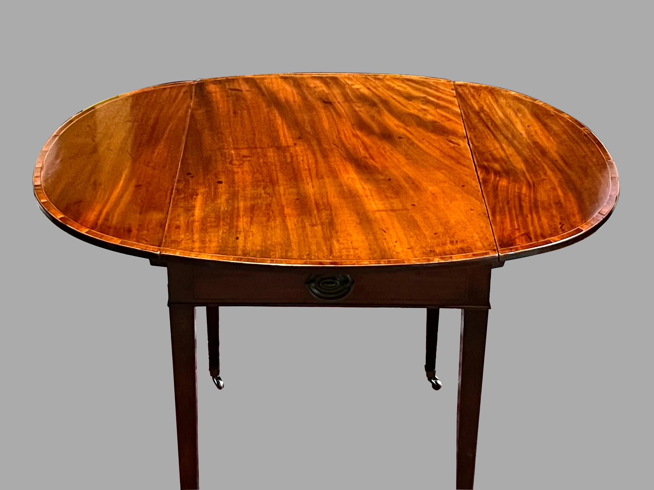 Feiner englischer Mahagoni-Pembroke-Tisch mit Intarsien aus der Hepplewhite-Periode mit Schublade im Angebot 1