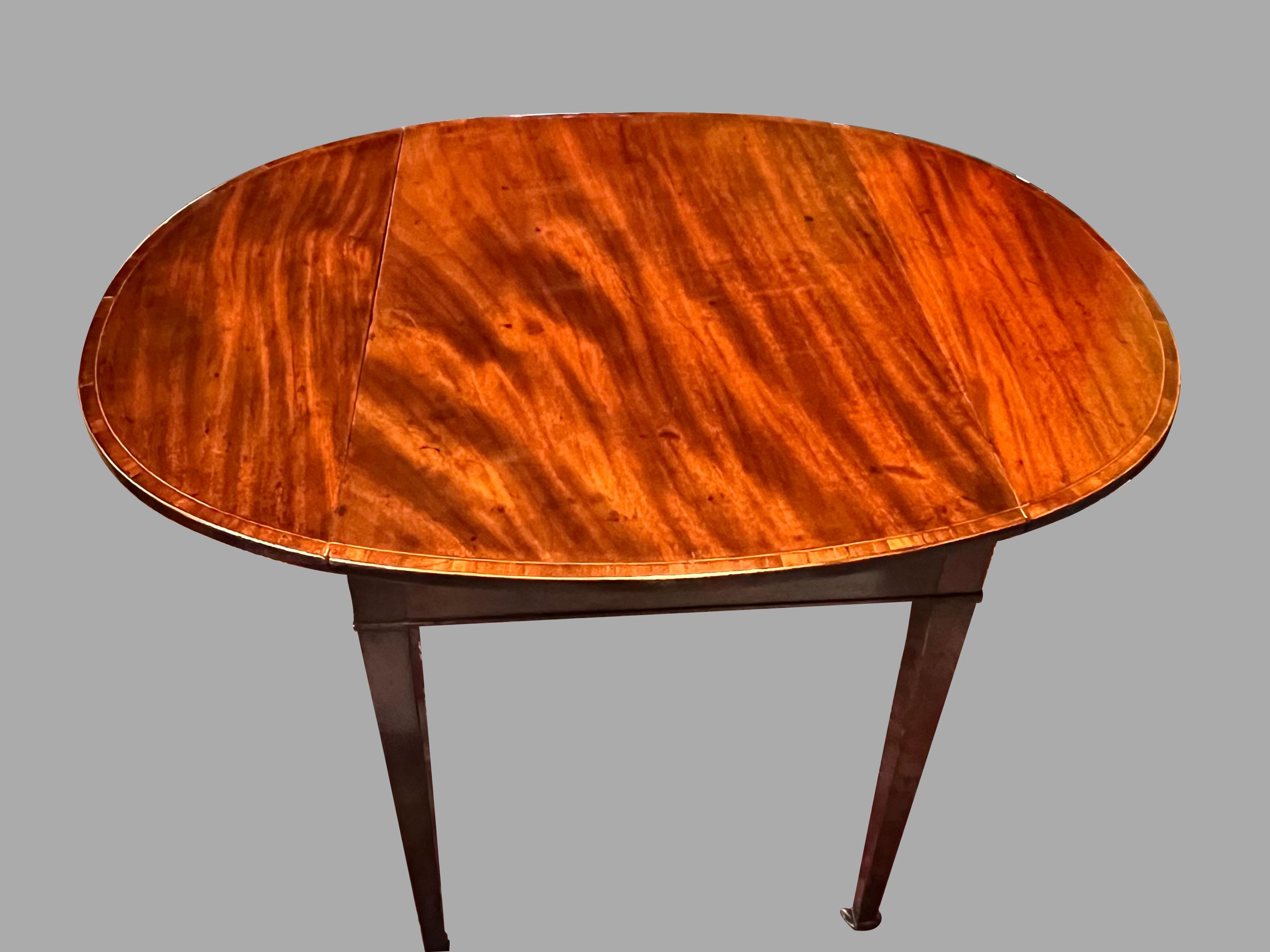Feiner englischer Mahagoni-Pembroke-Tisch mit Intarsien aus der Hepplewhite-Periode mit Schublade im Angebot 2
