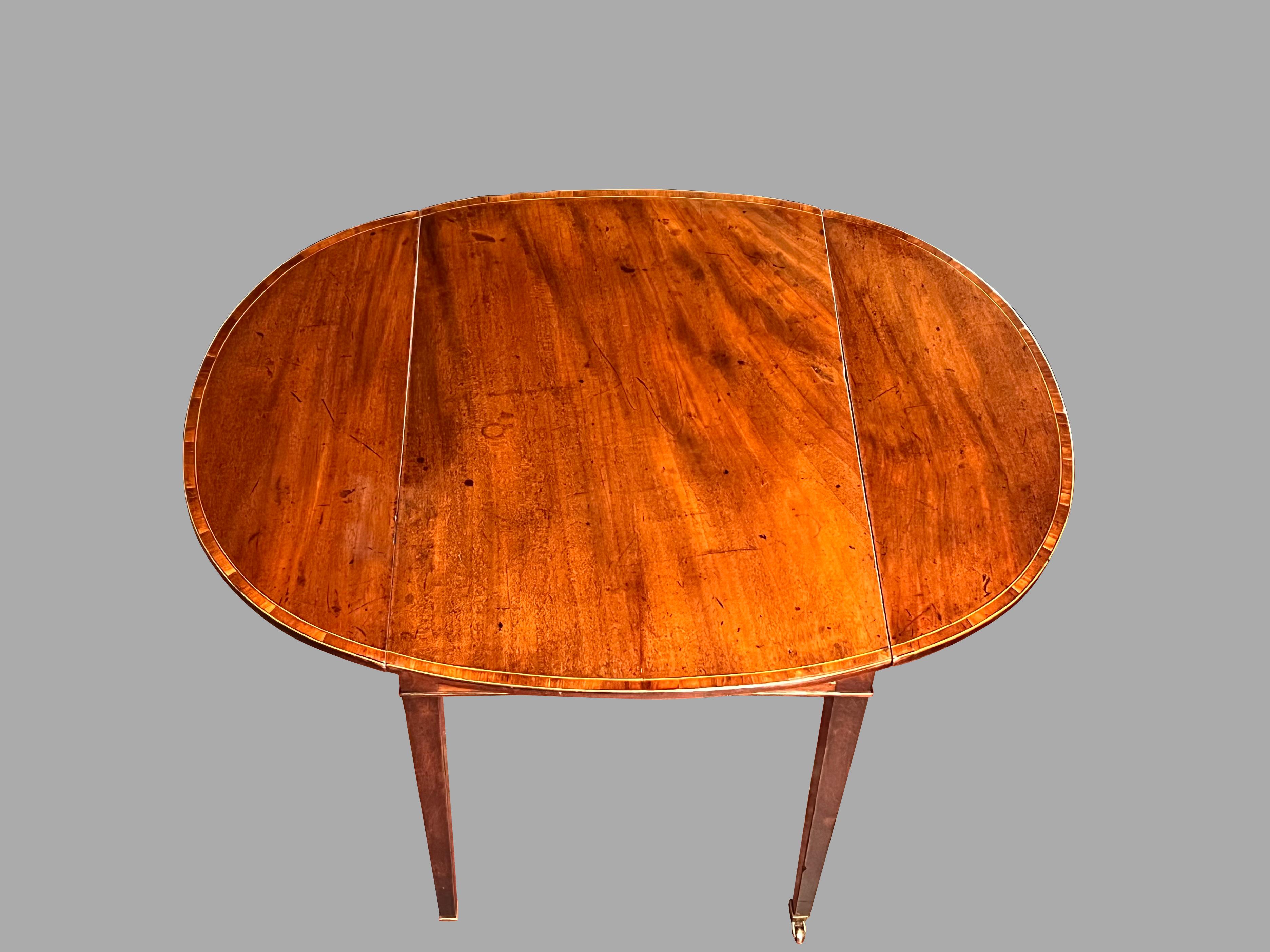 Feiner englischer Mahagoni-Pembroke-Tisch mit Intarsien aus der Hepplewhite-Periode mit Schublade im Angebot 3