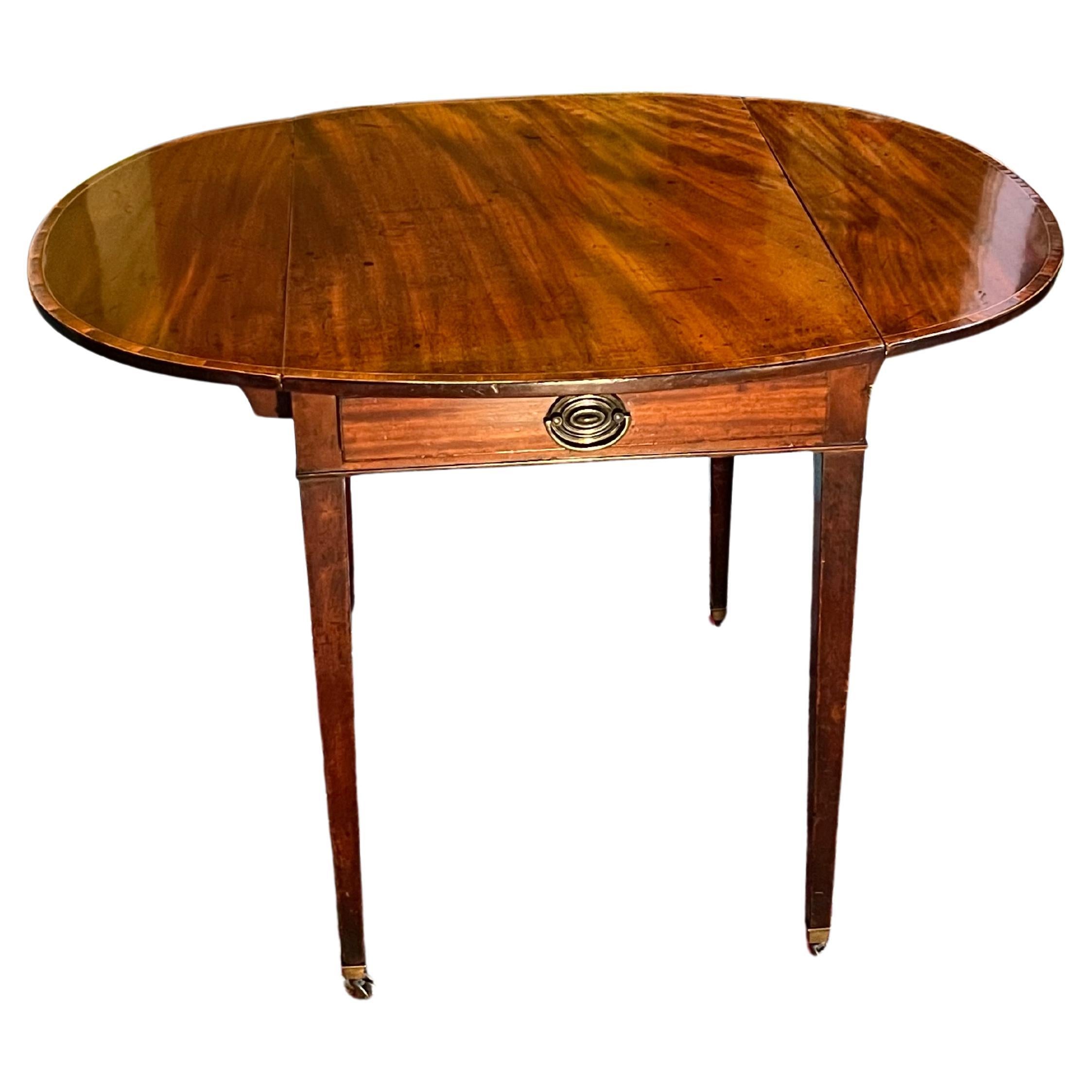 Feiner englischer Mahagoni-Pembroke-Tisch mit Intarsien aus der Hepplewhite-Periode mit Schublade im Angebot
