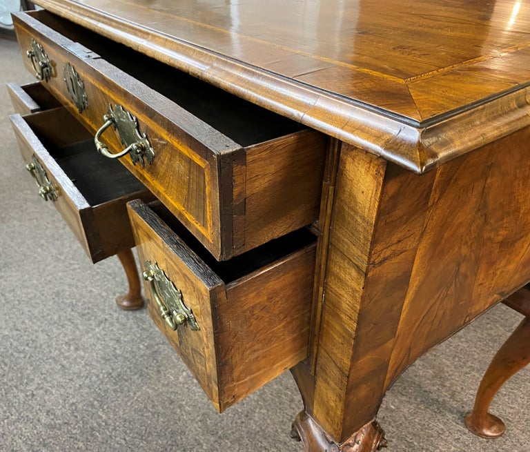 Fine English Lowboy or Dressing Table in Walnut and Burl Walnut circa 1750 For Sale at 1stDibs