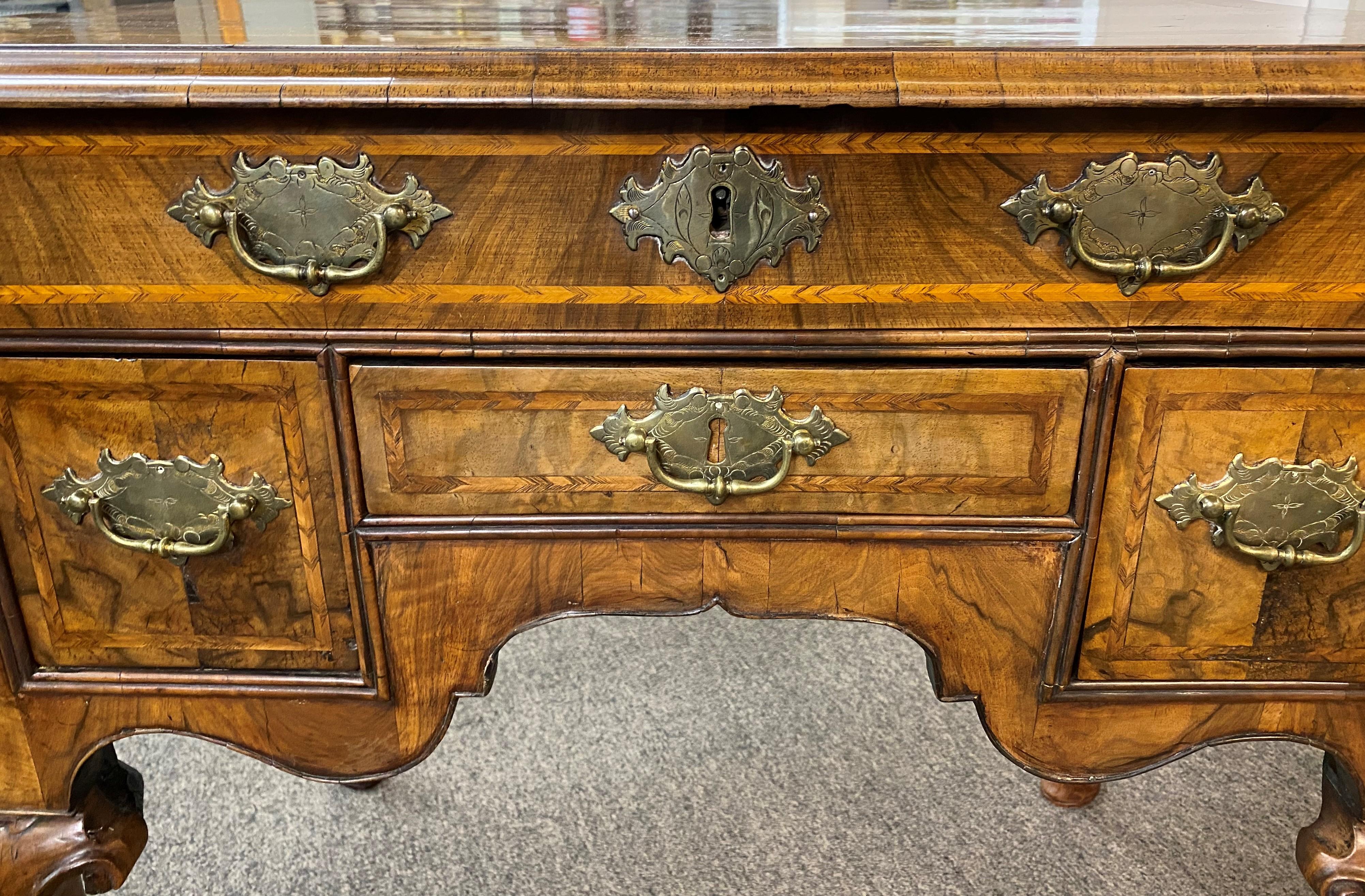 Hand-Carved Fine English Lowboy or Dressing Table in Walnut & Burl Walnut circa 1750 For Sale