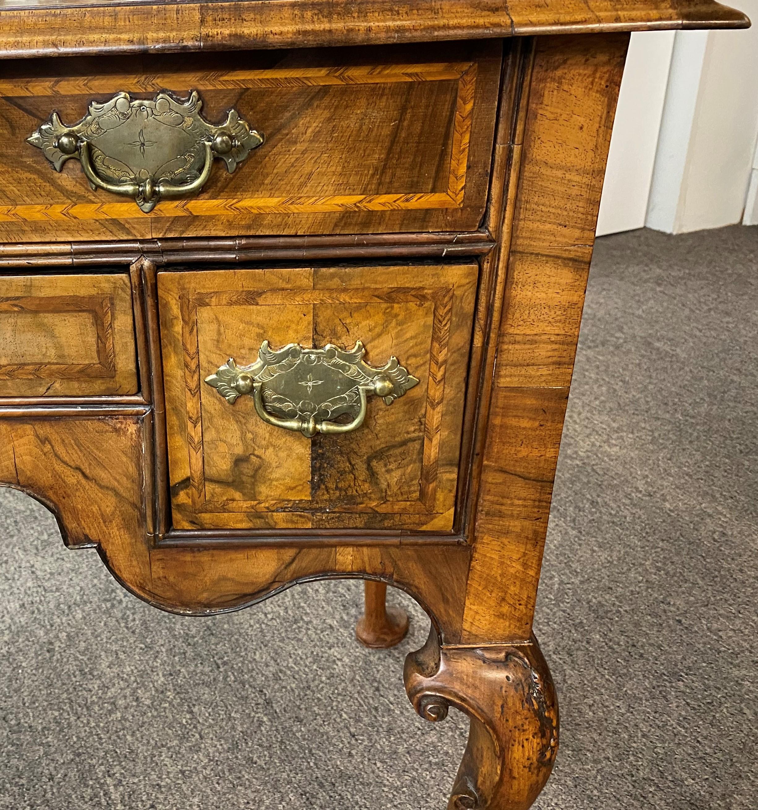 Fine English Lowboy or Dressing Table in Walnut & Burl Walnut circa 1750 In Good Condition For Sale In Milford, NH