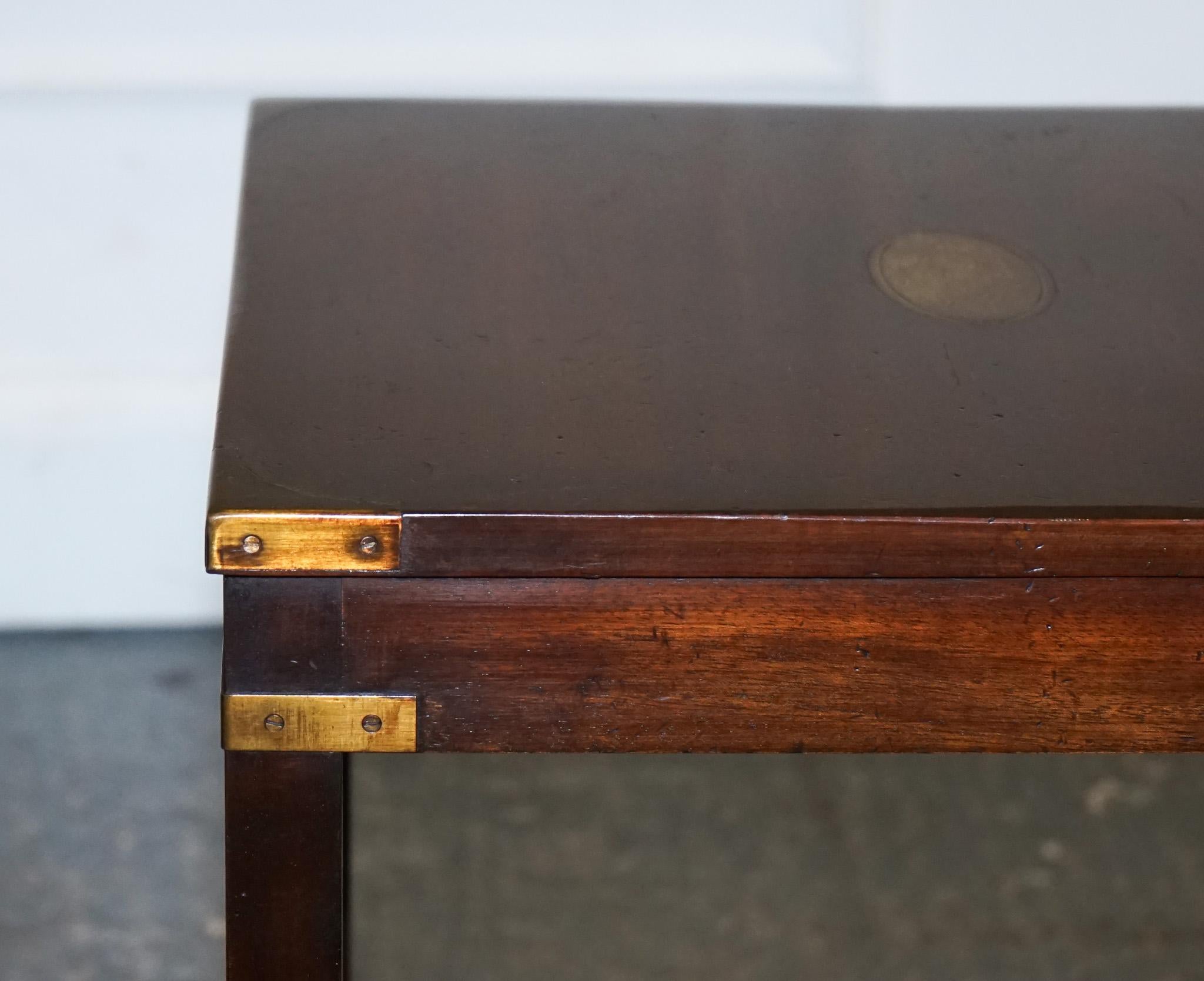 Laiton FINE ENGLISH PAIR DE TABLES D'INTÉRIEUR DE campane MILITAIRE BEvan FUNNELL en vente