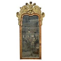 Raffinato specchio da parete inglese Queen Anne/George I intagliato e dorato in legno di noce