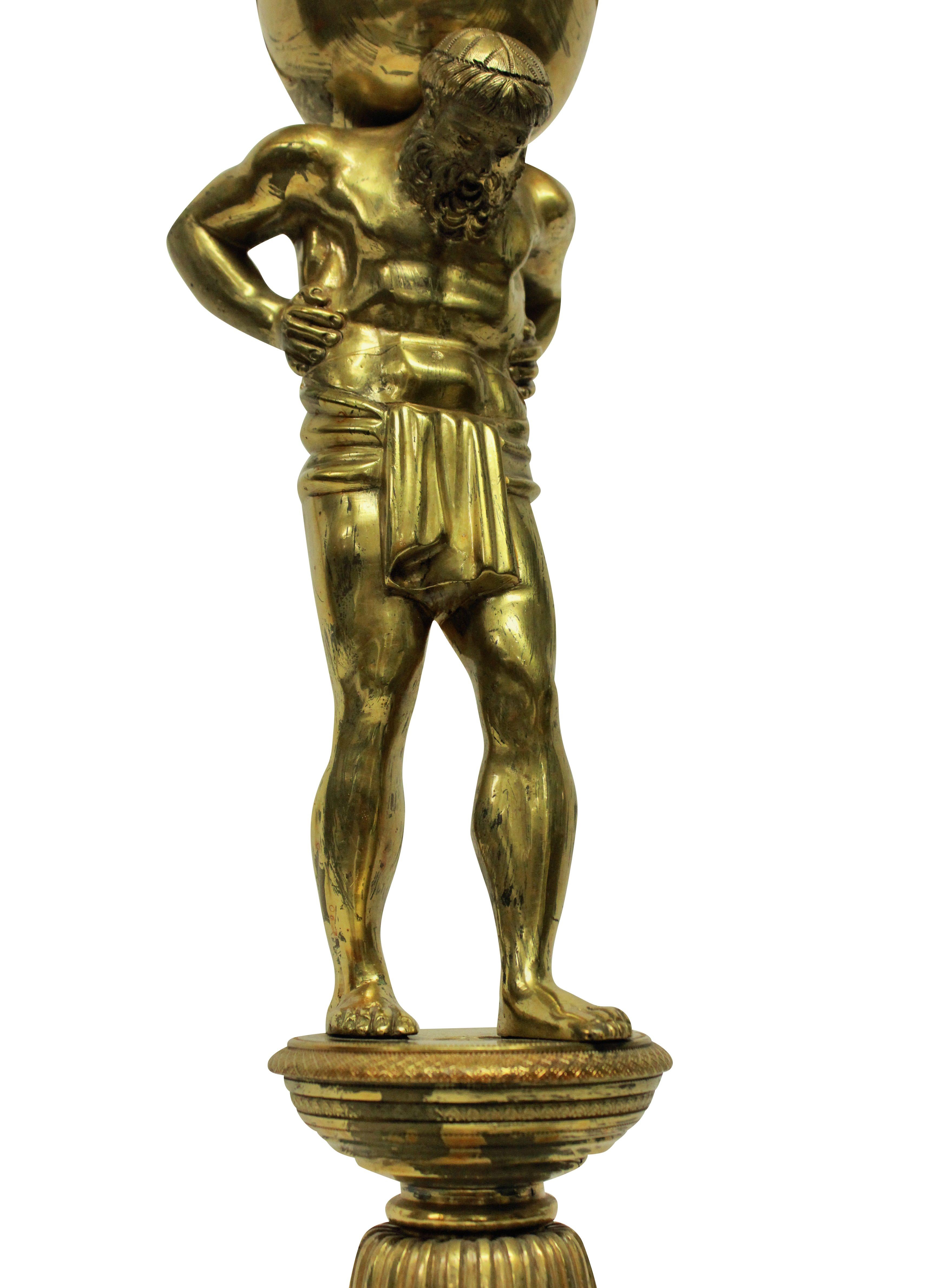 Anglais Belle lampe de style Régence anglaise en bronze doré représentant Atlas en vente