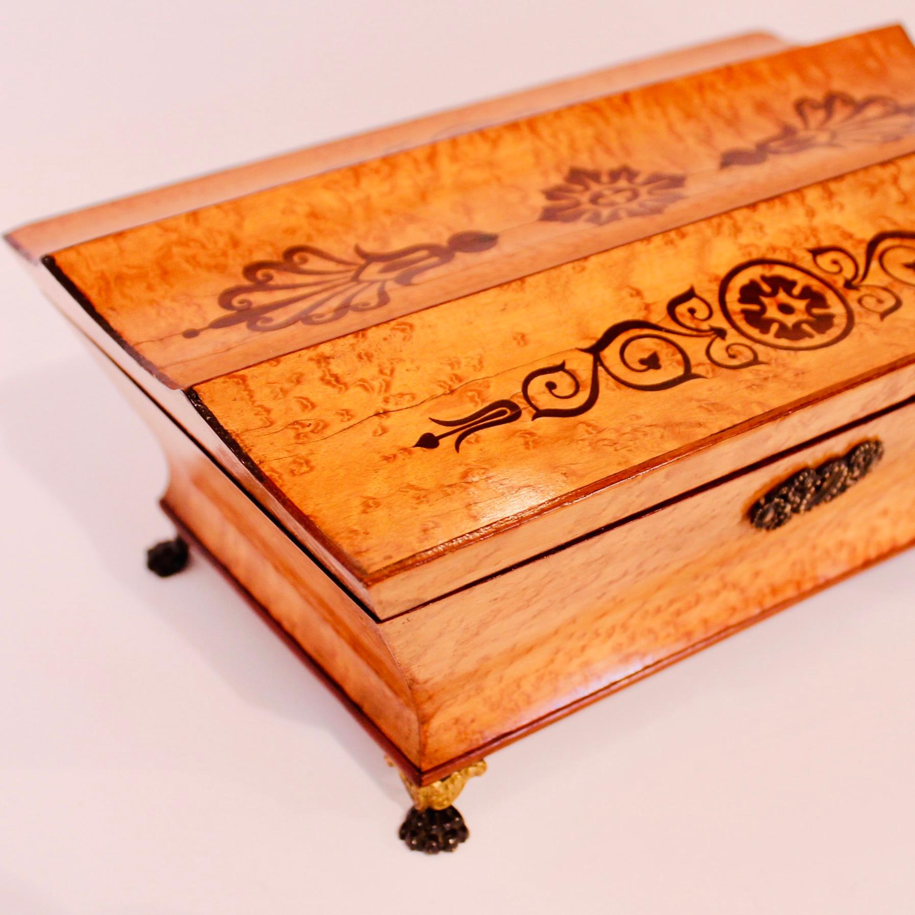Fine English Regency Period Bird’s Eye Maple Marquetry Box For Sale 5