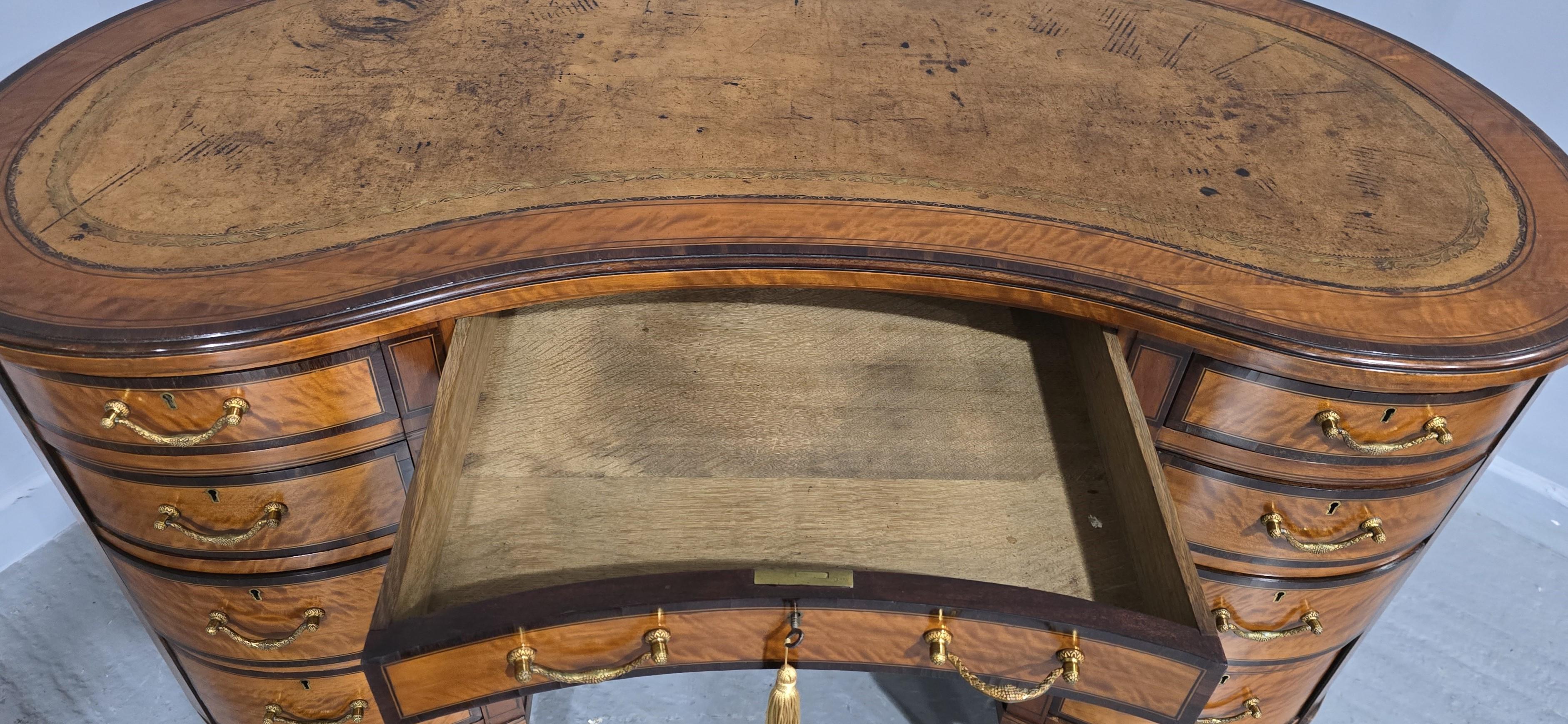 Scrivania a rene in pregiato legno di raso inglese 6