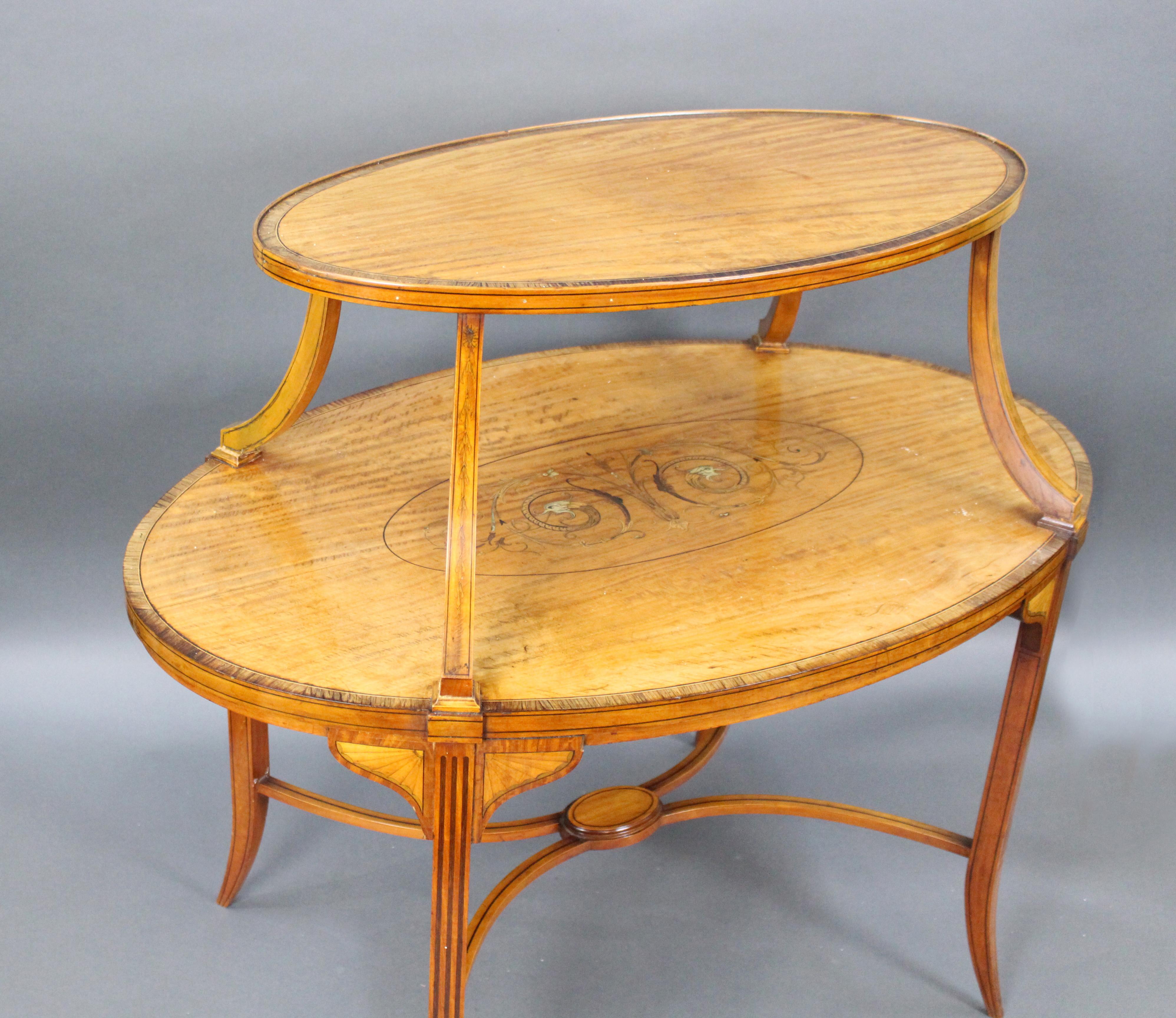 Edle englische Satinholz-Etagere mit Intarsien, Sheraton-Revival, um 1890 (19. Jahrhundert) im Angebot