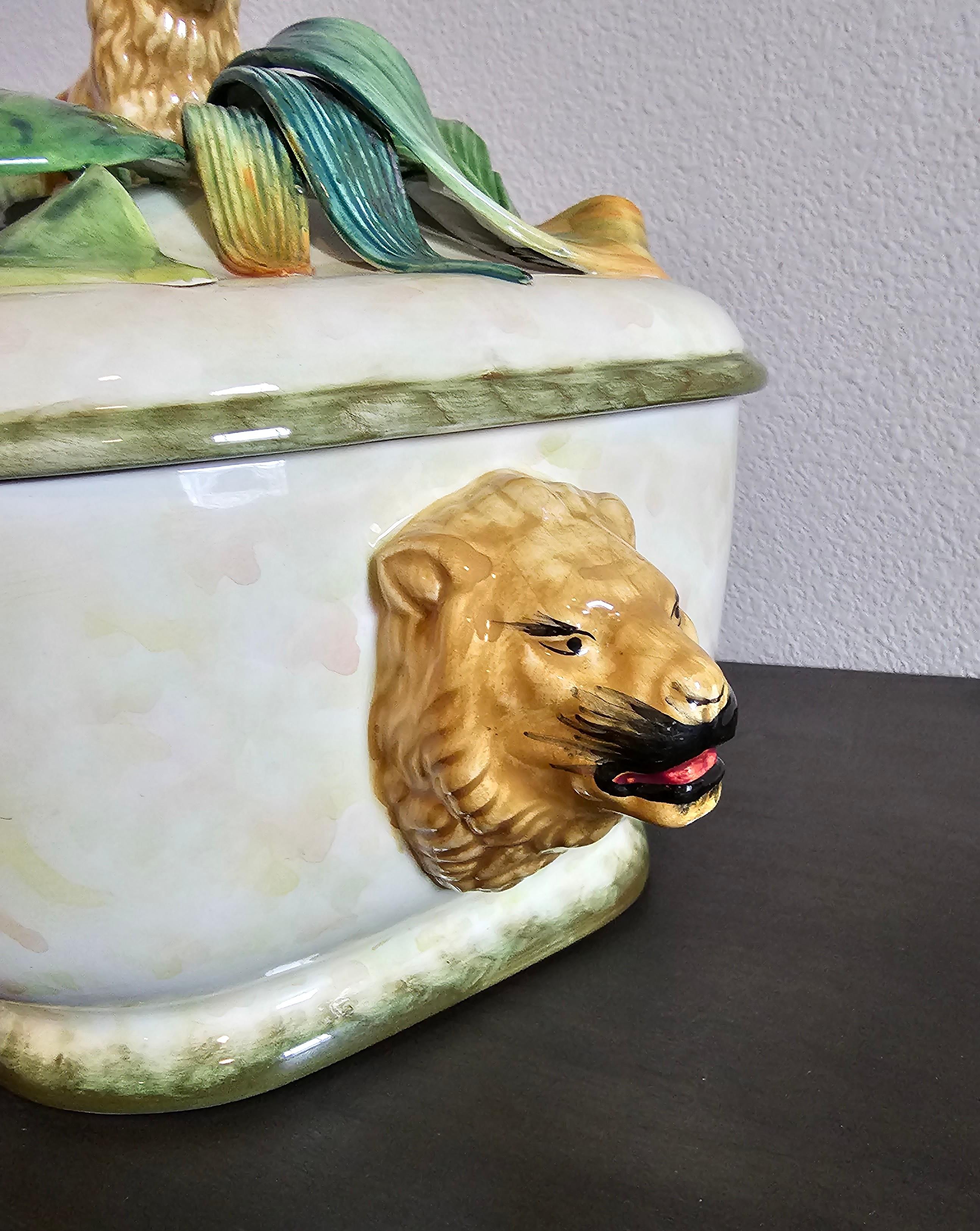 Soupière à couvercle en majolique anglaise du Staffordshire avec poignée en forme de lion  Bon état - En vente à Forney, TX