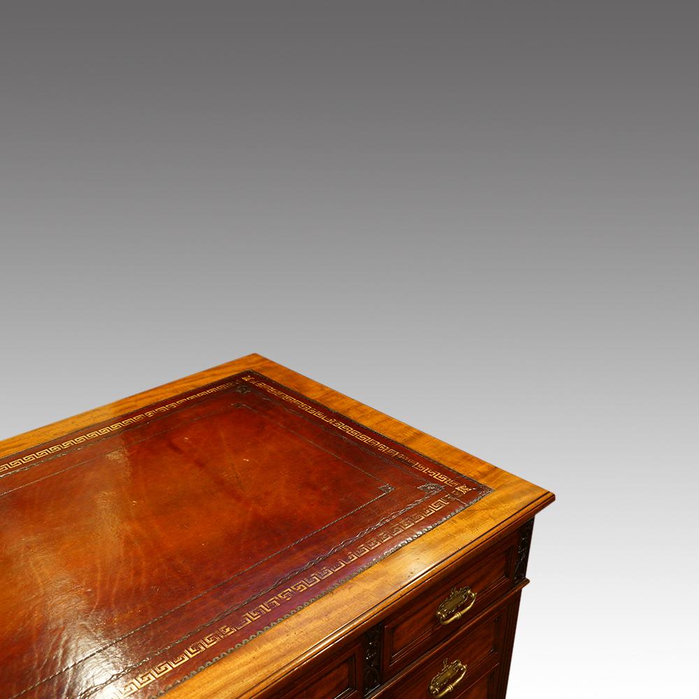Fine English Victorian Edwards & Roberts Walnut Pedestal Desk In Good Condition In Salisbury, Wiltshire