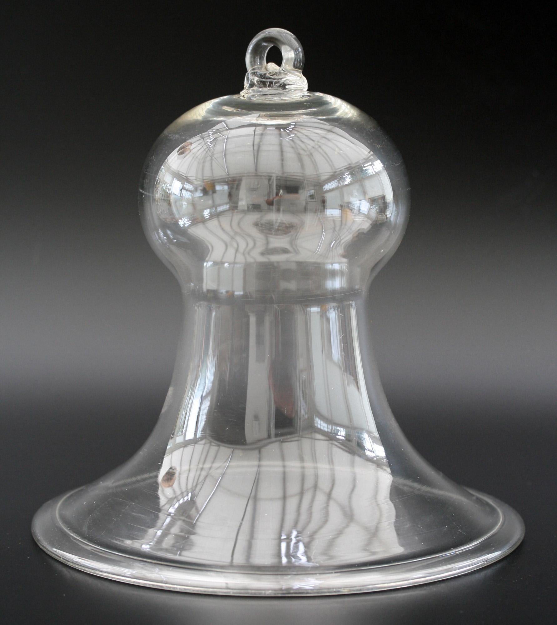 Fine English Victorian Large Blown Clear Glass Smoke Bell In Good Condition For Sale In Bishop's Stortford, Hertfordshire