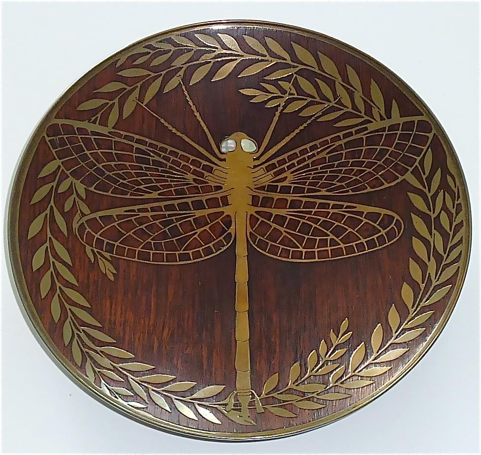 Fine and rare Jugendstil / Art Nouveau / Secession / Arts & Crafts Erhard & Sohne footed round tray or bowl with amazing inlaid wood veneer and patinated brass showing a dragonfly and leafy branch decoration, Germany circa 1900. The presented and
