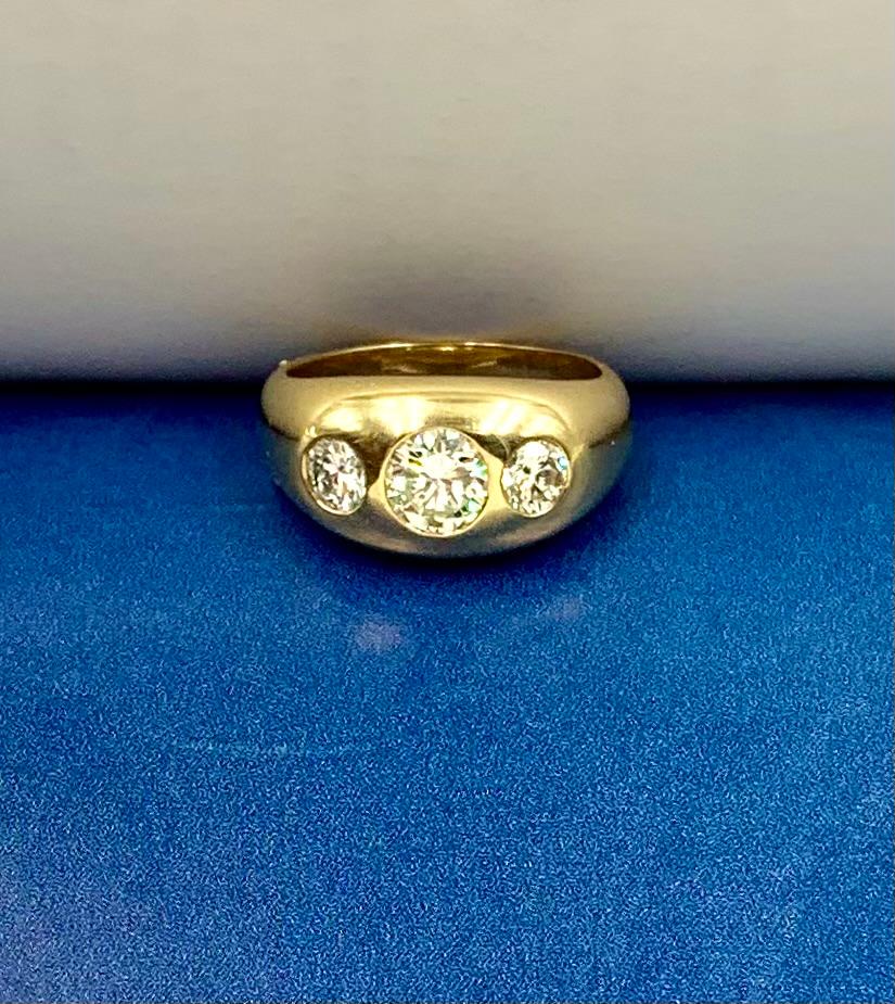 Fine Estate 1.71 TCW Diamond 14K Yellow Gold Three Stone Gypsy Ring In Good Condition For Sale In New York, NY