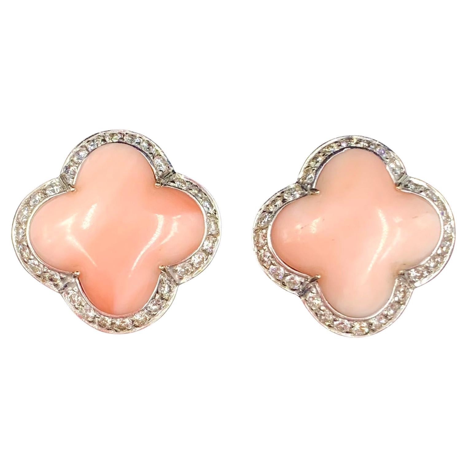 Orecchini a trifoglio di corallo in oro bianco 18 carati con diamante 1,7 TCW di Andreoli di alta qualità in vendita