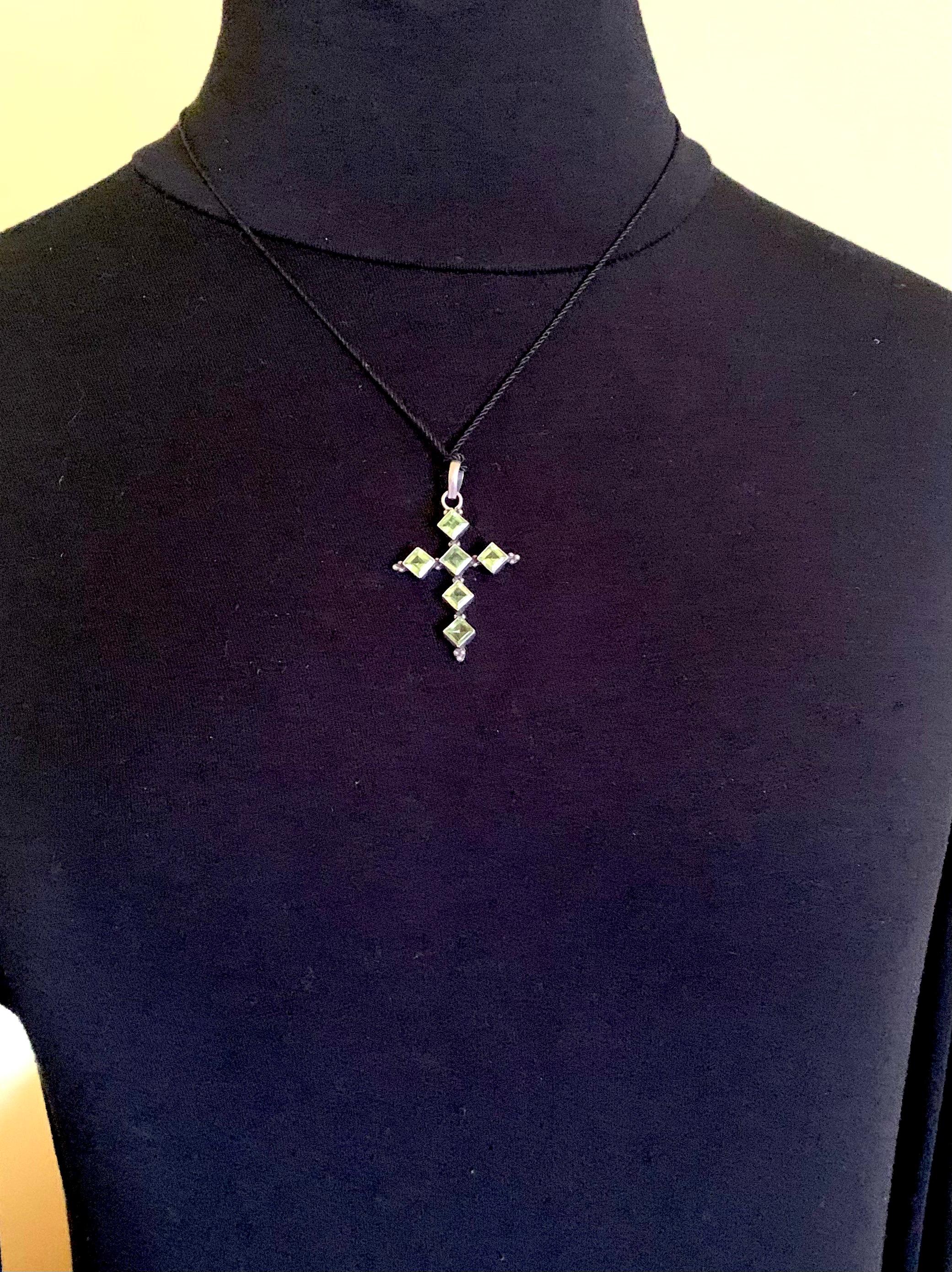 Fine Estate Arts and Crafts Style Peridot Sterling Silver Cross In Good Condition For Sale In New York, NY