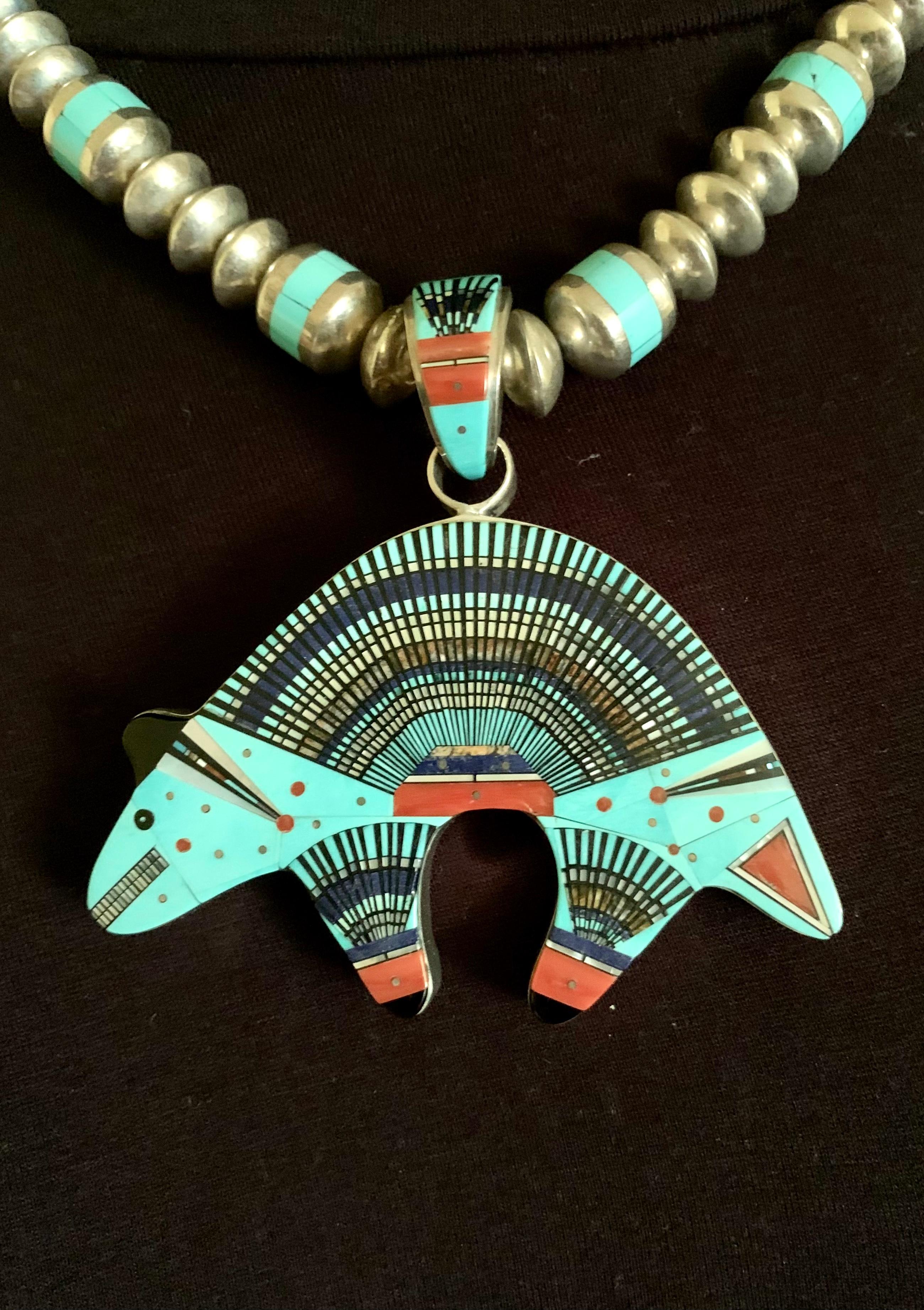 Große Estate Navajo Sterling Silber, Türkis, Koralle, Lapislazuli, Perlmutt, Onyx Mikro-Inlay große Sacred Bear Halskette von Ervin Tsosie
20. Jahrhundert
Der Bär ist in der Navajo-Kultur ein heiliges und mächtiges Symbol, das Stärke, Weisheit und