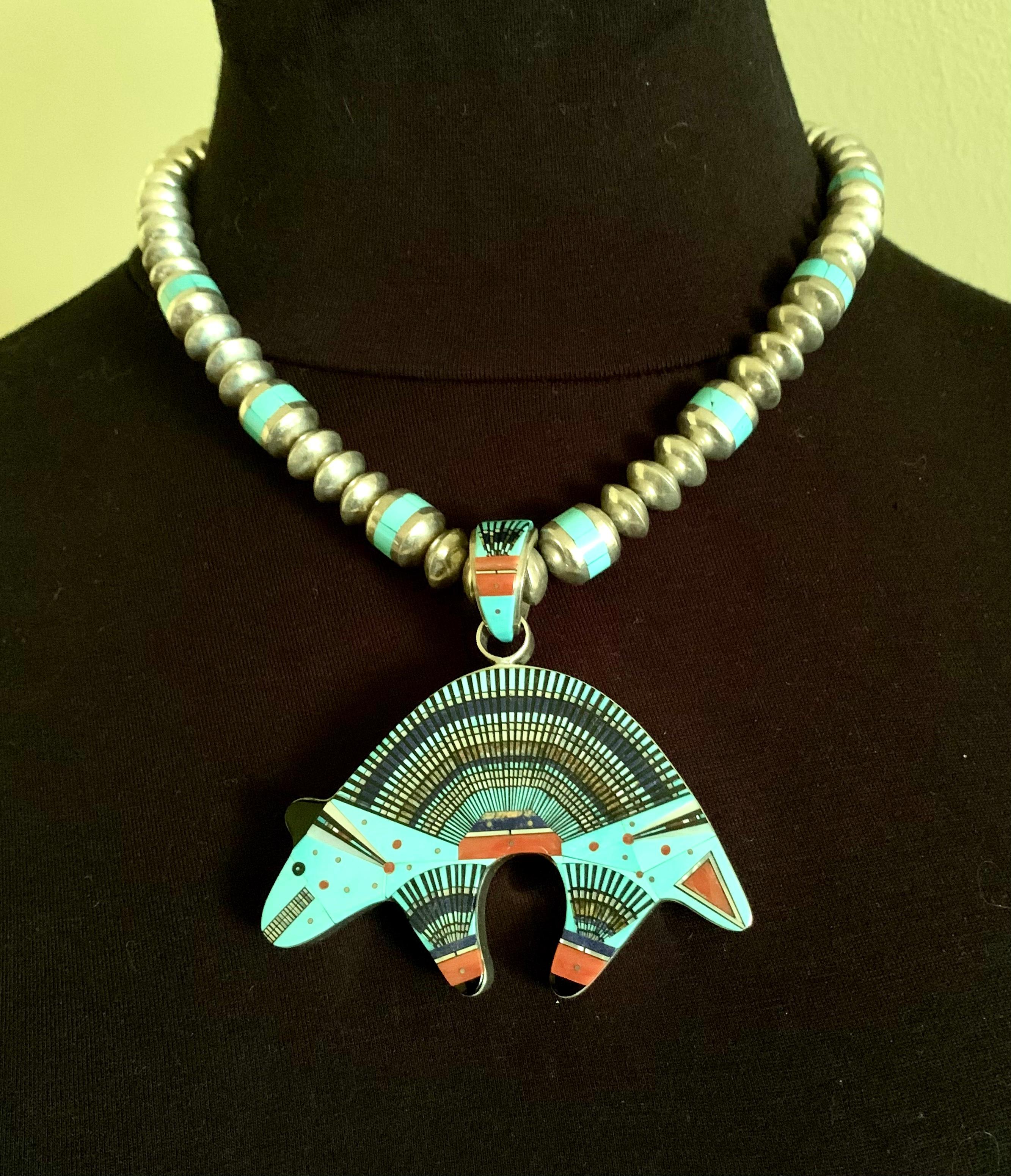 Nachlass Ervin Tsosie Navajo Türkis Koralle Lapislazuli Intarsien Bär Halskette (Indigene Kunst (Nord-/Südamerika)) im Angebot