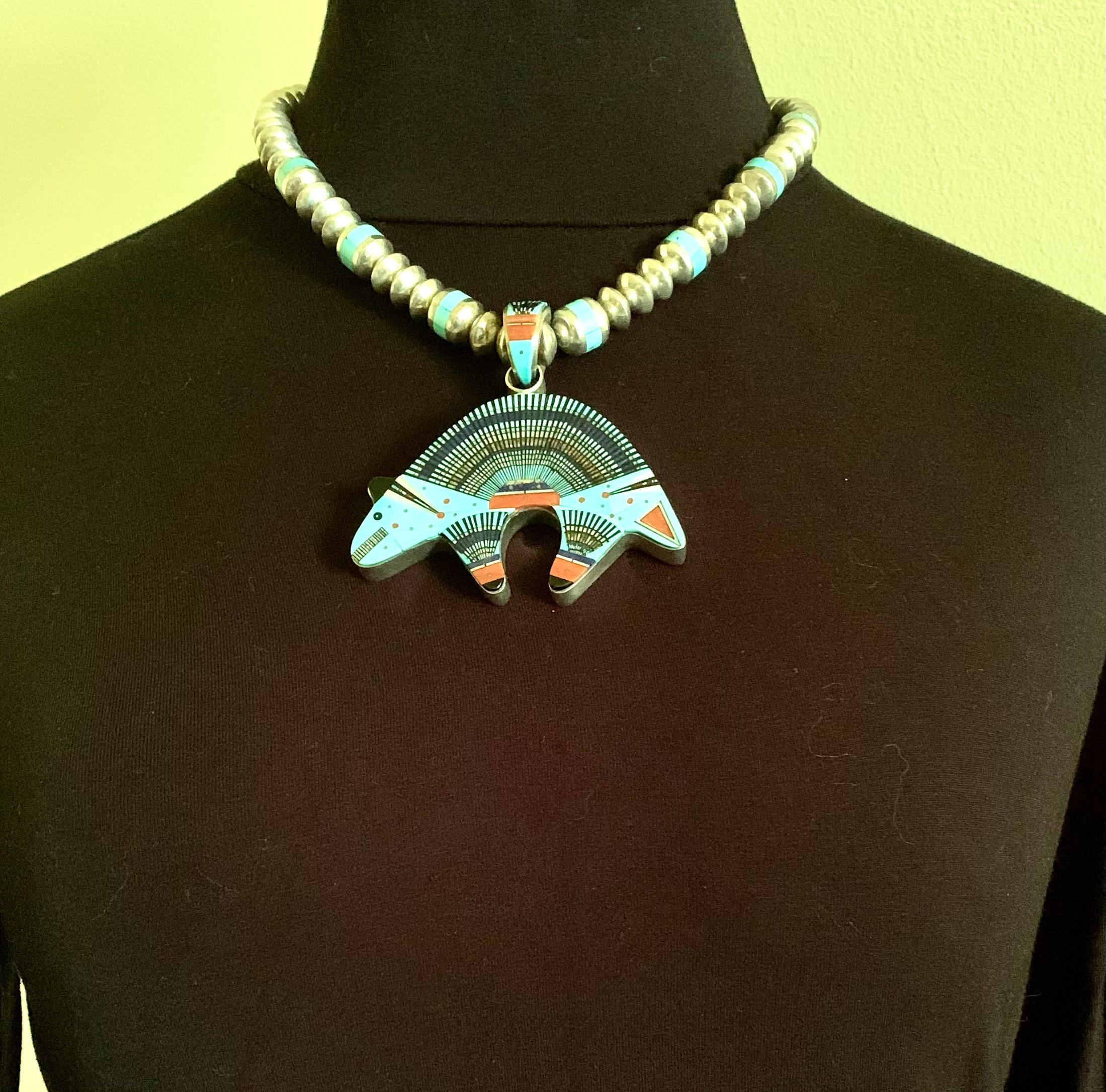 Nachlass Ervin Tsosie Navajo Türkis Koralle Lapislazuli Intarsien Bär Halskette (Gemischter Schliff) im Angebot