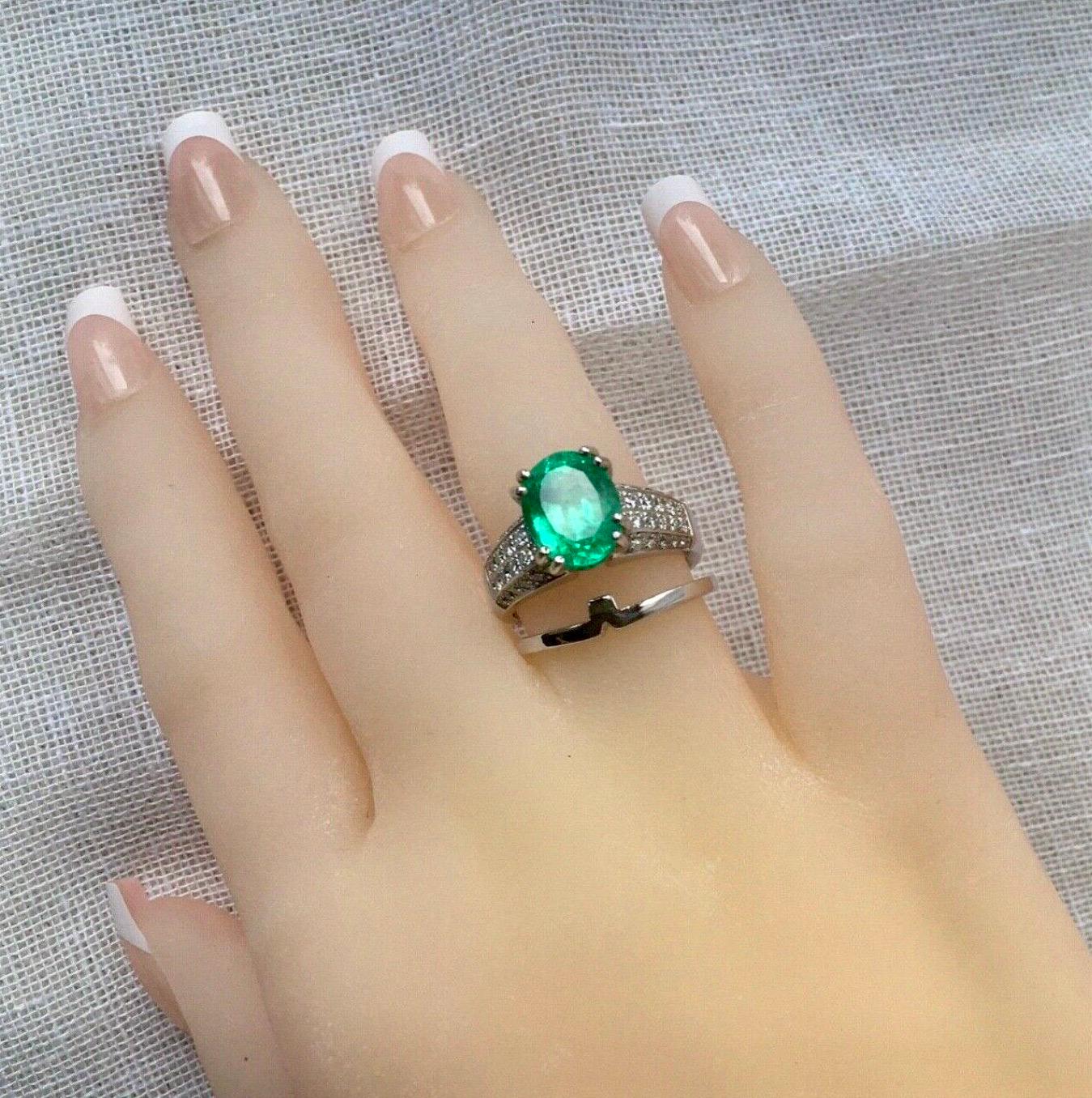 Bague de fiançailles en diamant émeraude colombien. 
Belle émeraude ovale AAA naturelle de Colombie de 3,50 carats. 
Couleur : Vert moyen AAA vif. 
Clarté : VS. Pleine de saturation et de brillance.
Deuxième pierre : Diamant taille brillant 1,40