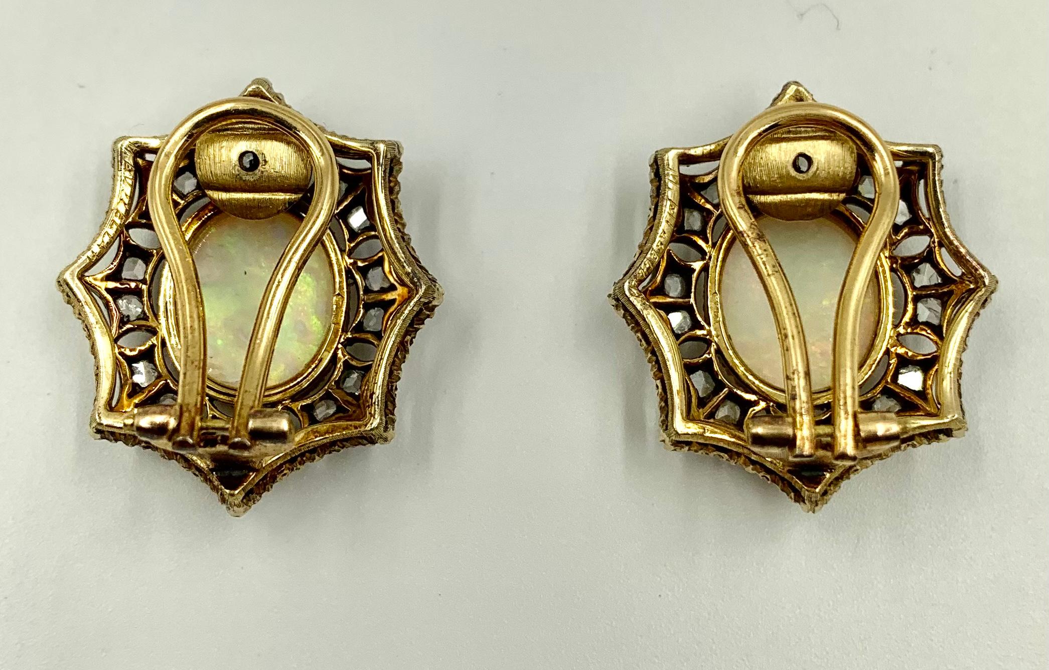 Mario Buccellati Boucles d'oreilles en or bicolore 18 carats avec opale cabochon et diamant, ancienne propriété en vente 4