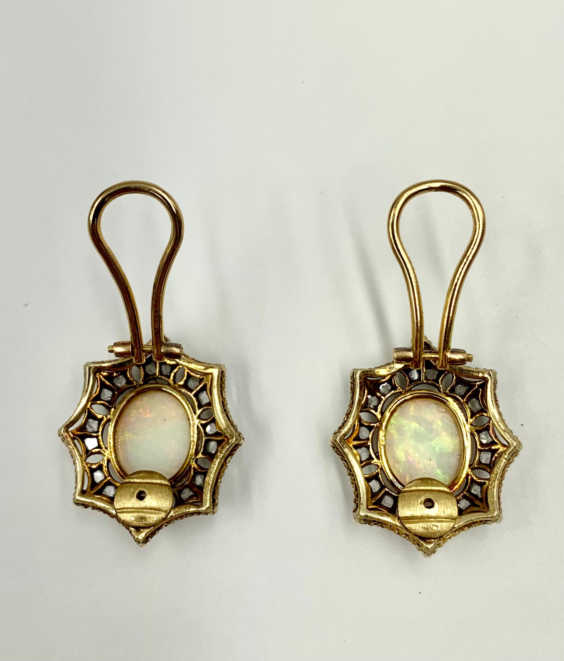 Mario Buccellati Boucles d'oreilles en or bicolore 18 carats avec opale cabochon et diamant, ancienne propriété en vente 6