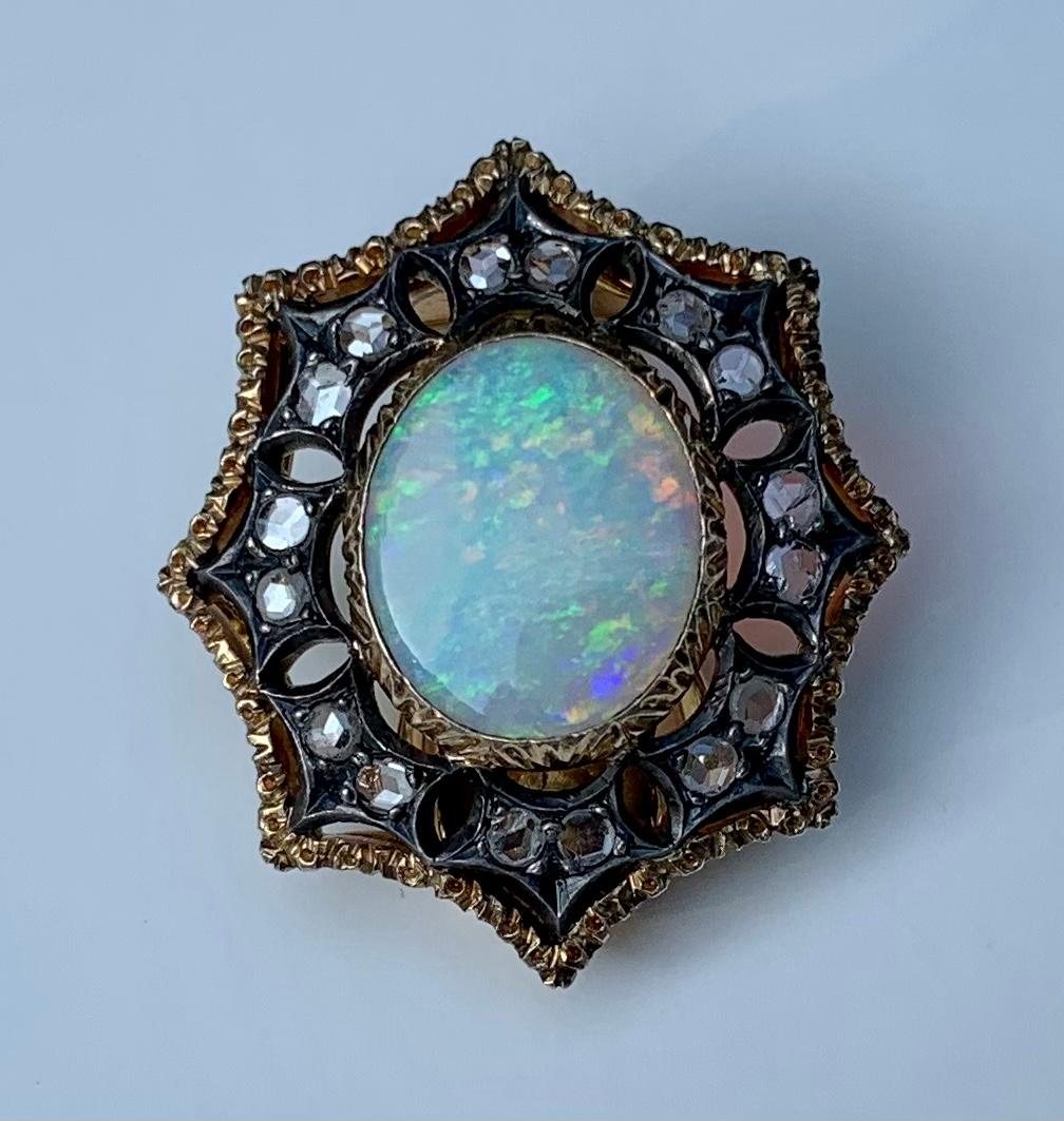 Mario Buccellati Boucles d'oreilles en or bicolore 18 carats avec opale cabochon et diamant, ancienne propriété en vente 3