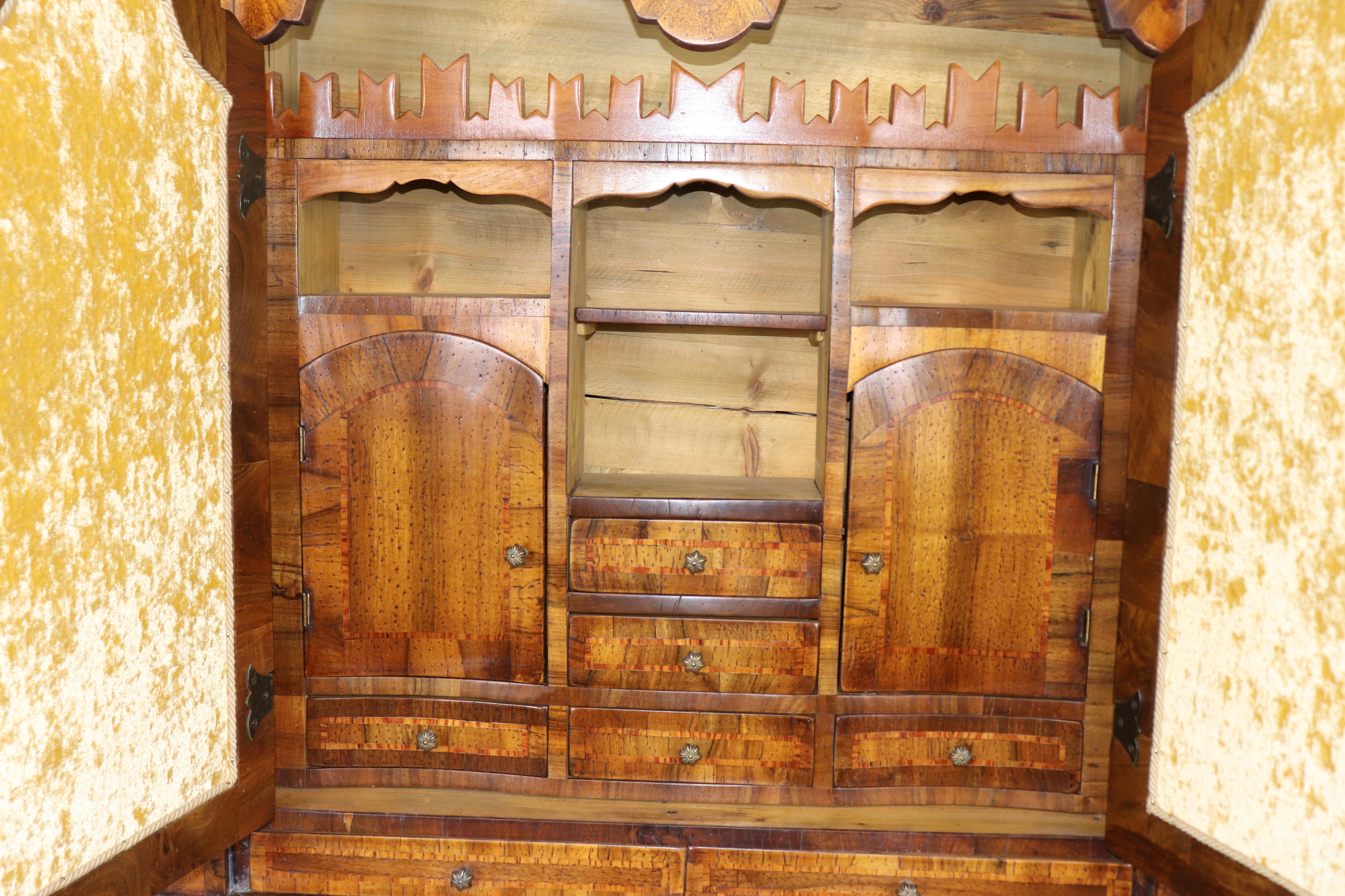 Feine geätzte Spiegeltür Olivenholz Italienisch Rokoko Sekretär Schreibtisch mit Figuren im Angebot 5