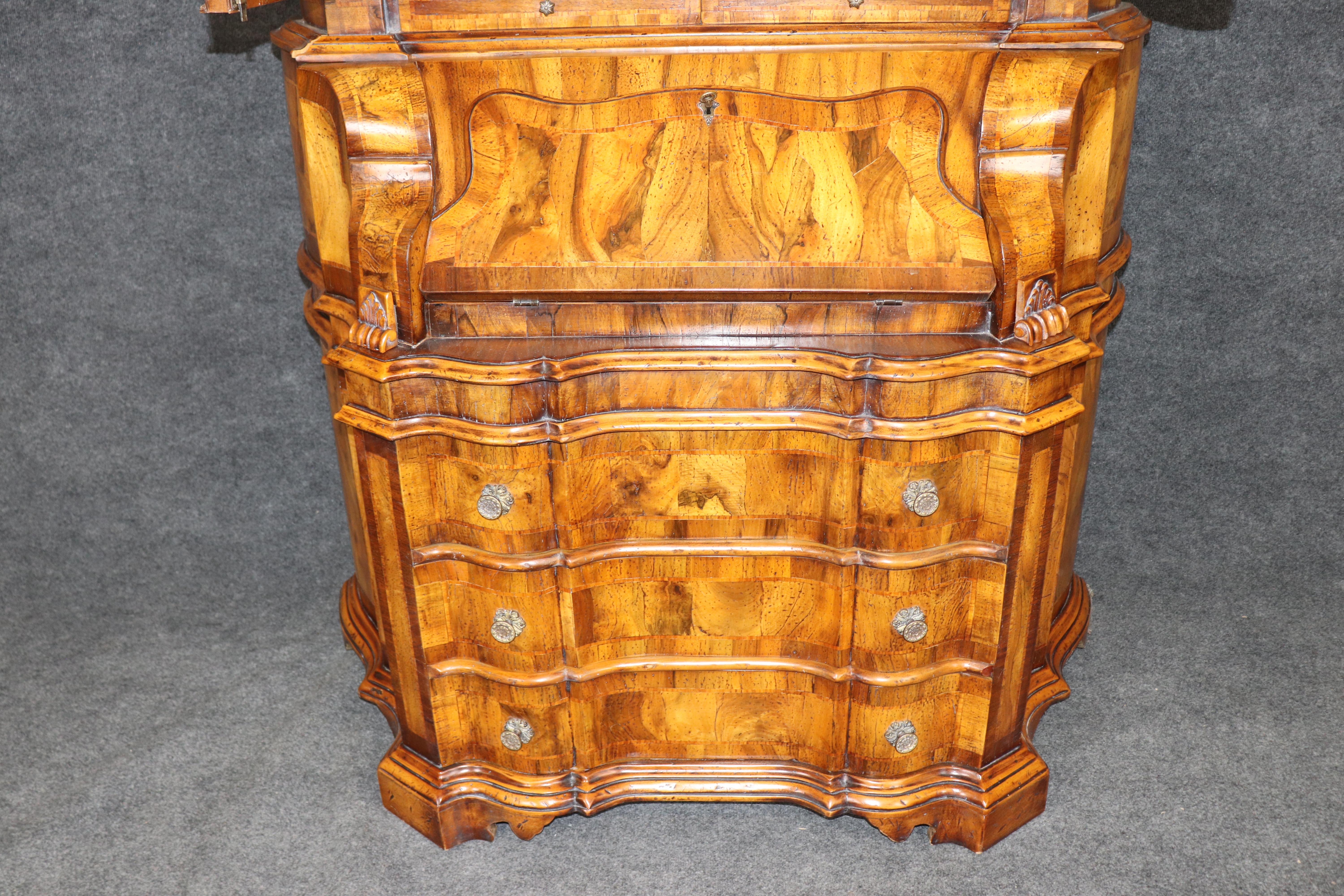 Feine geätzte Spiegeltür Olivenholz Italienisch Rokoko Sekretär Schreibtisch mit Figuren im Angebot 6