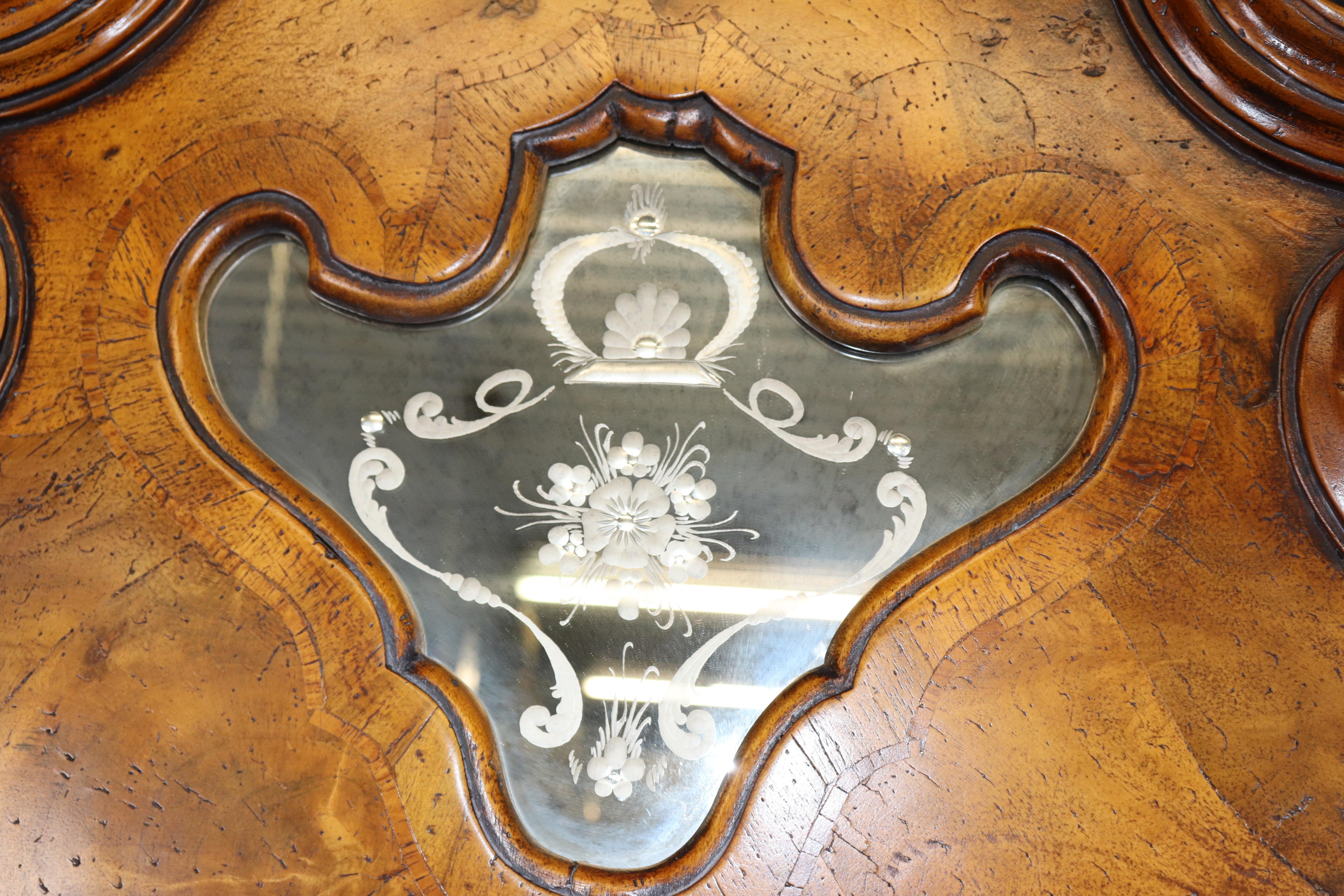 Feine geätzte Spiegeltür Olivenholz Italienisch Rokoko Sekretär Schreibtisch mit Figuren im Angebot 9