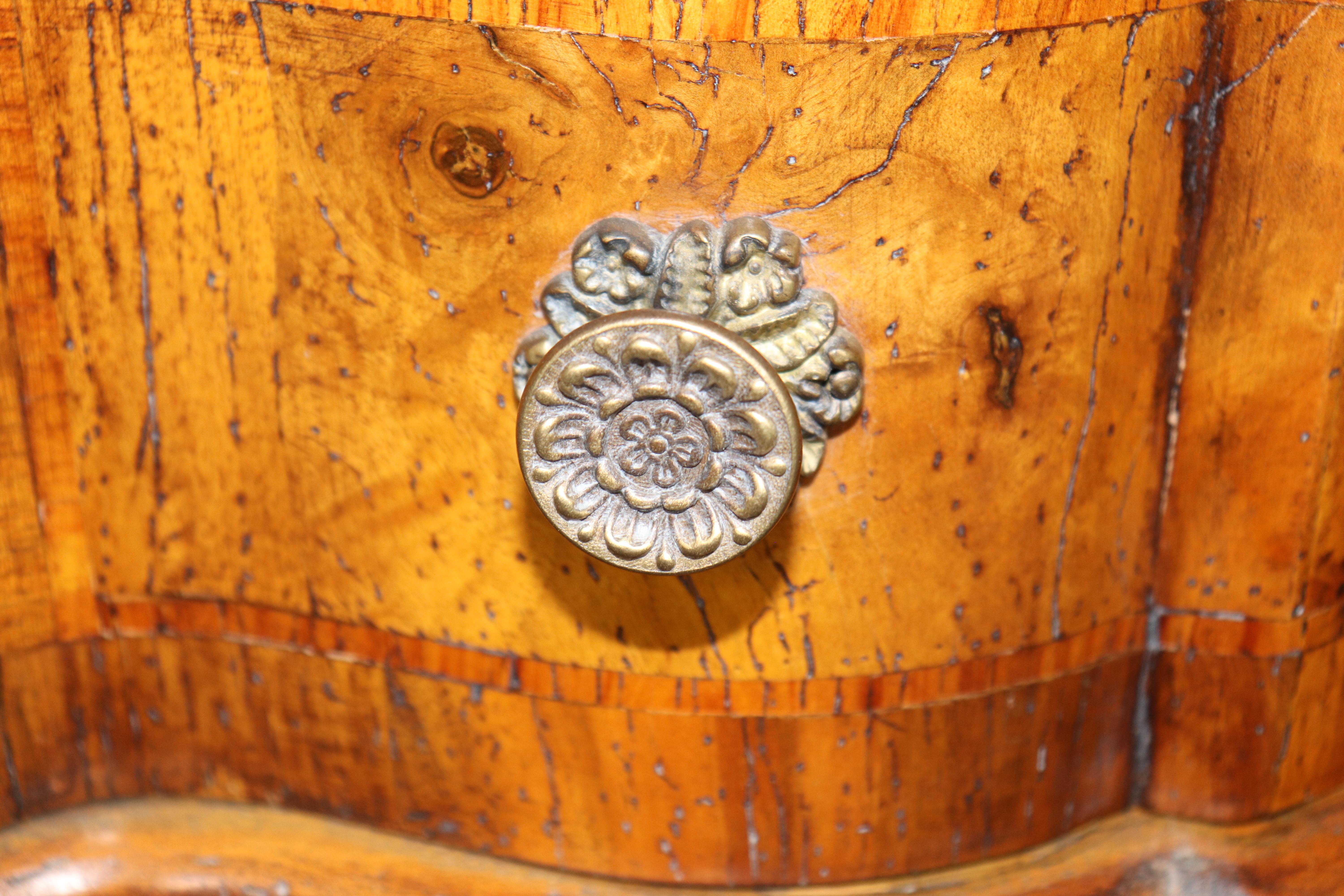 Feine geätzte Spiegeltür Olivenholz Italienisch Rokoko Sekretär Schreibtisch mit Figuren im Angebot 11