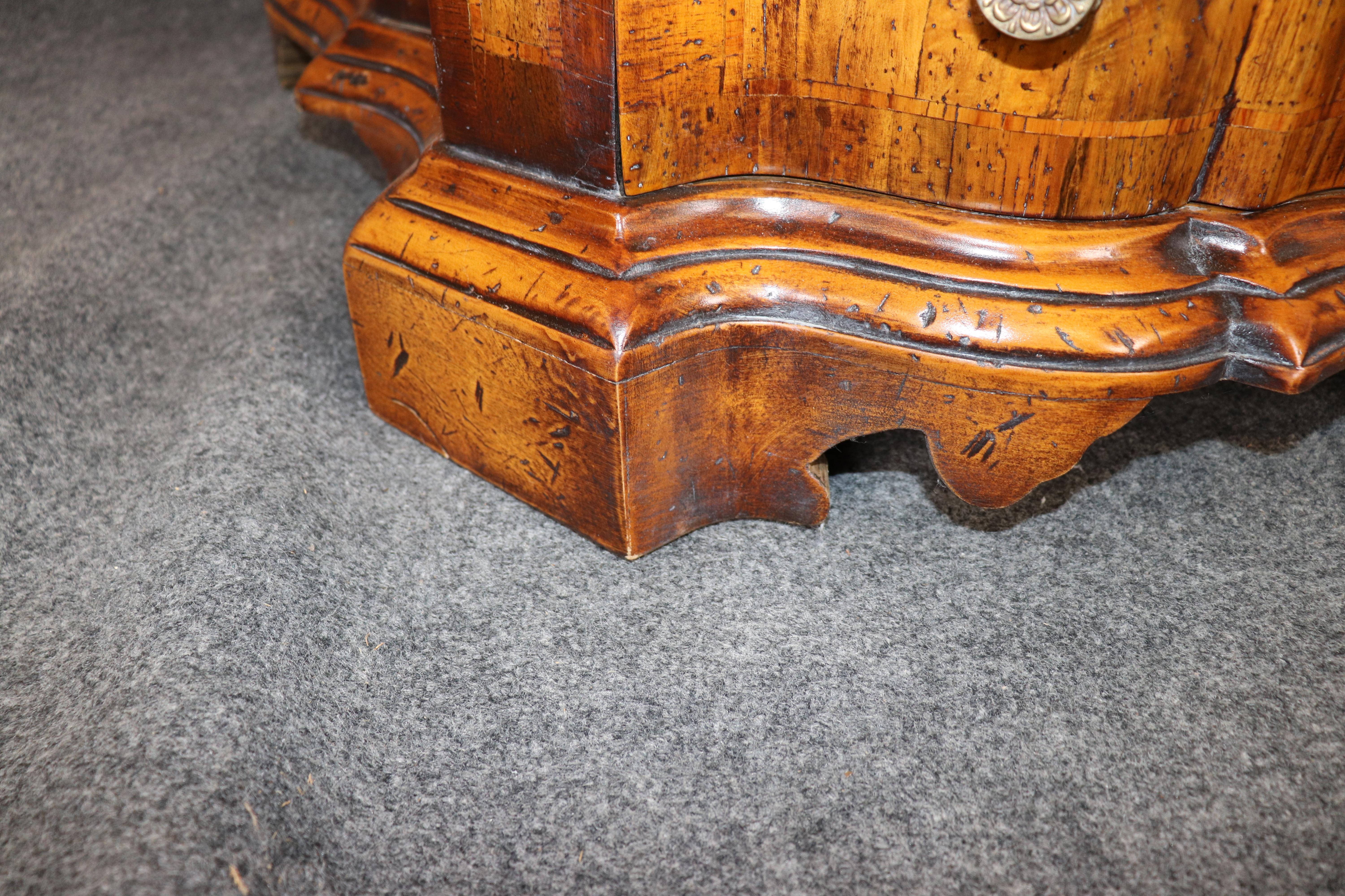 Feine geätzte Spiegeltür Olivenholz Italienisch Rokoko Sekretär Schreibtisch mit Figuren im Angebot 12