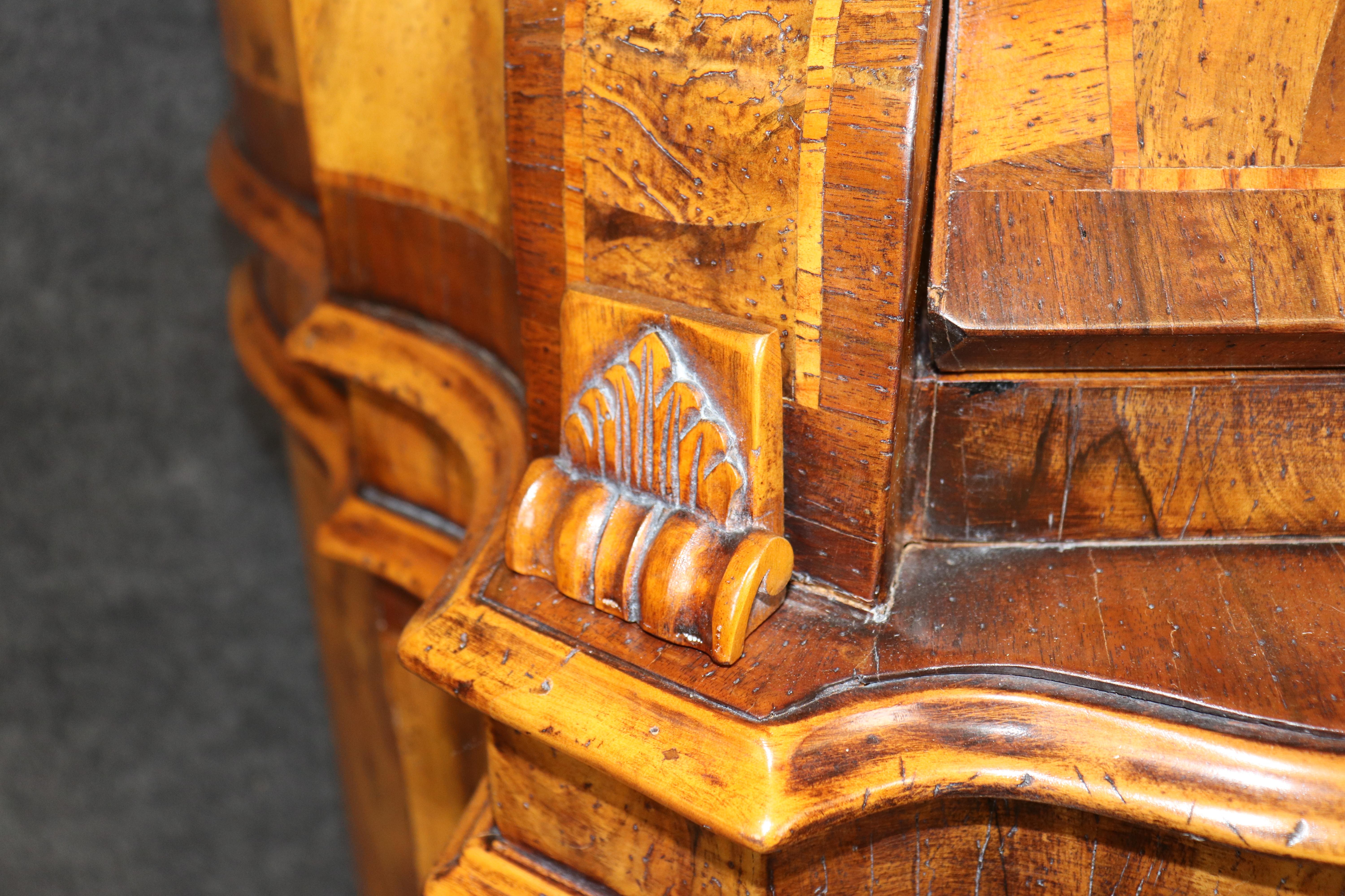 Feine geätzte Spiegeltür Olivenholz Italienisch Rokoko Sekretär Schreibtisch mit Figuren im Angebot 13