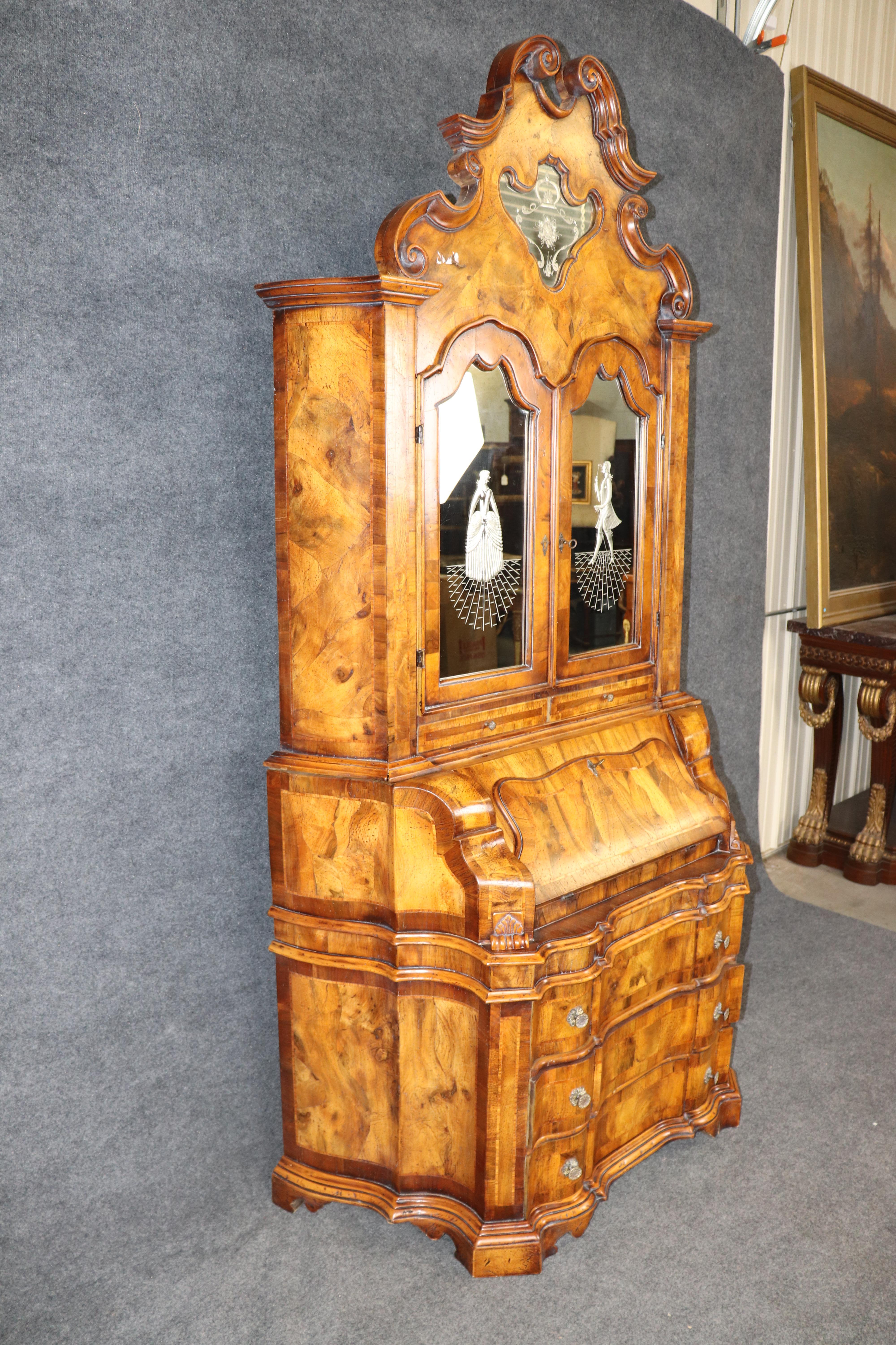 Großer italienischer Olivholz-Sekretärschreibtisch mit geätzter Hochzeitsszene, ca. 19.

Dieser prächtige Sekretär aus Olivenholz ist ein wahres Meisterwerk europäischer Handwerkskunst, das die luxuriöse Wärme und Bewegung des reich gemaserten