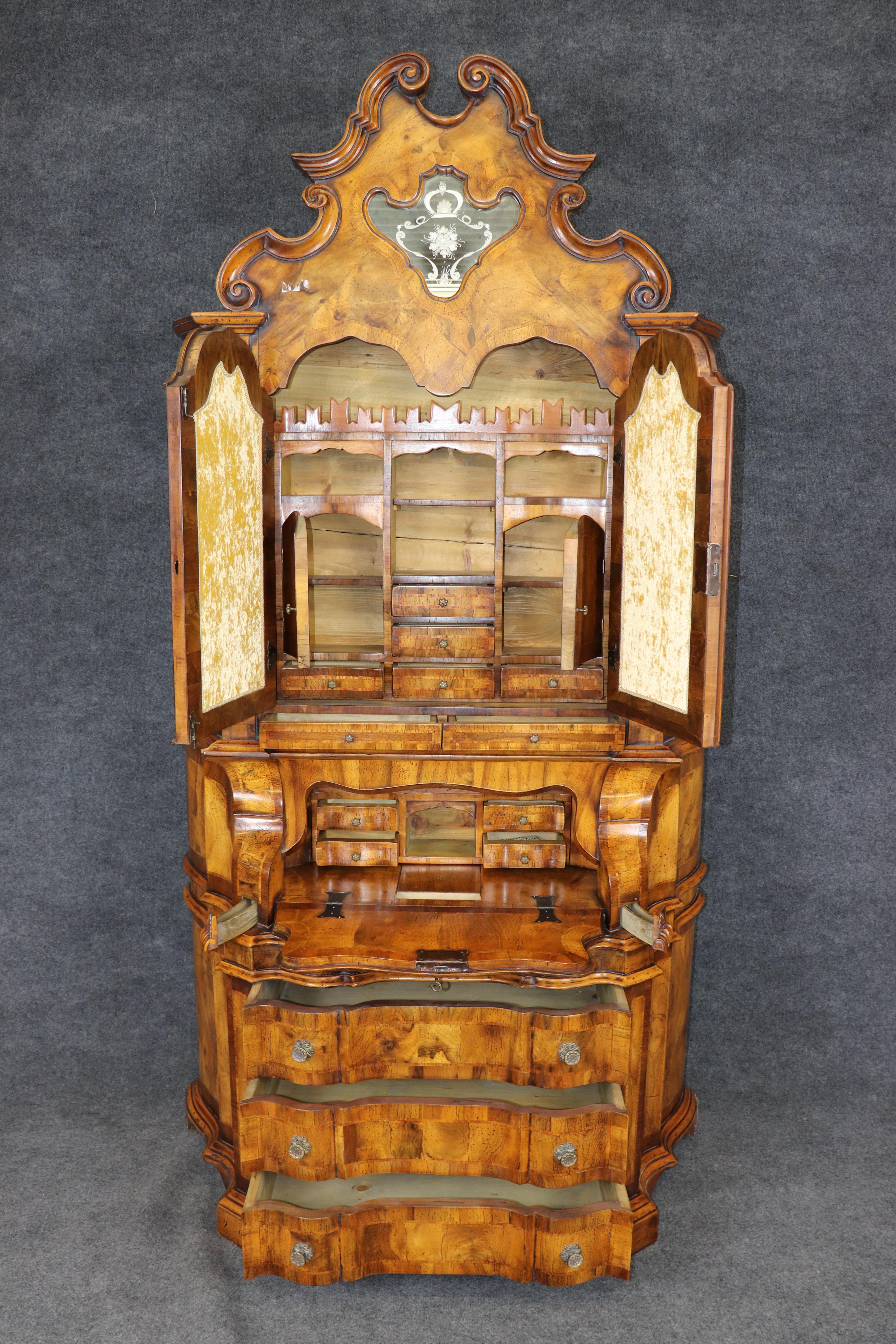 Feine geätzte Spiegeltür Olivenholz Italienisch Rokoko Sekretär Schreibtisch mit Figuren im Zustand „Gut“ im Angebot in Swedesboro, NJ