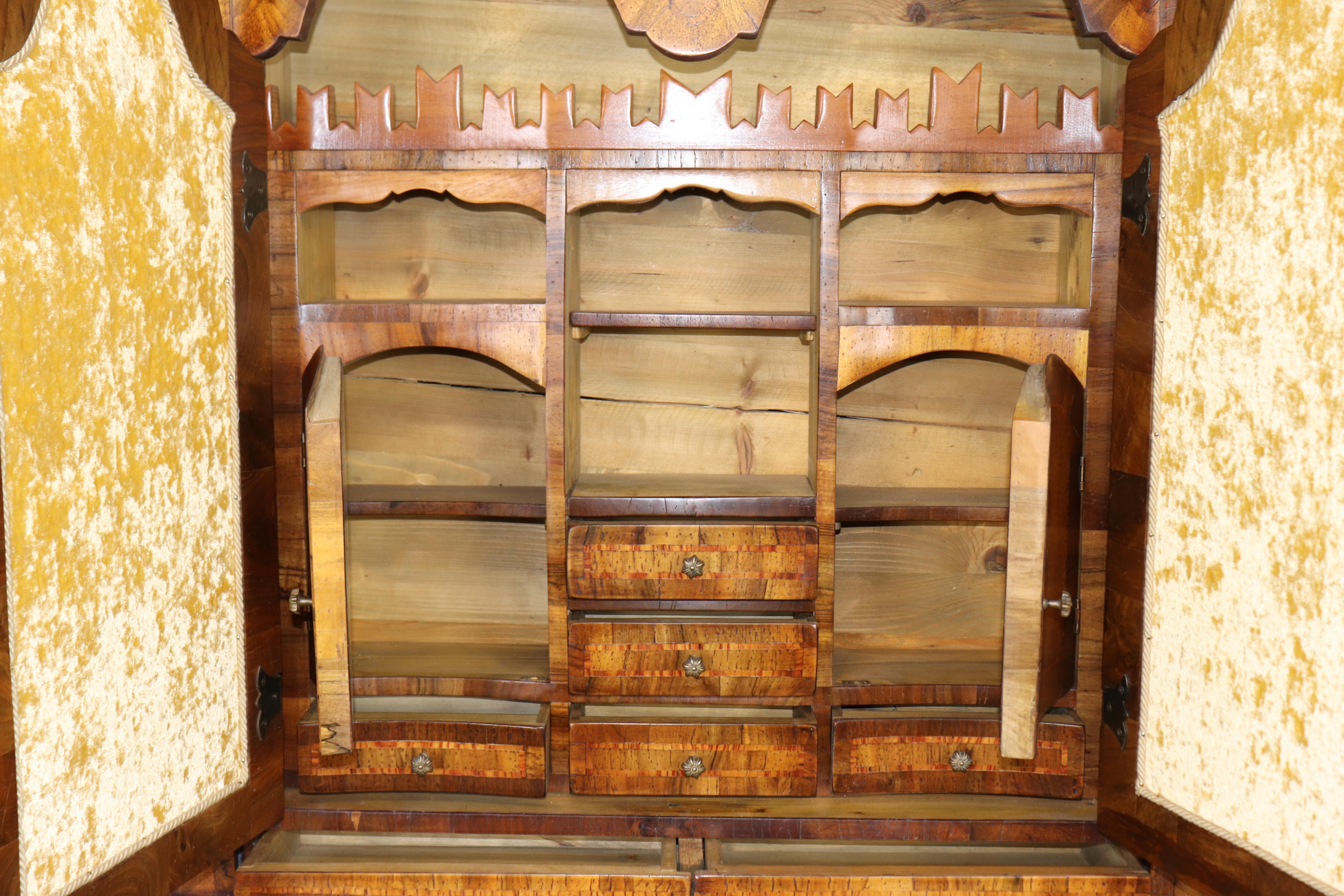 Feine geätzte Spiegeltür Olivenholz Italienisch Rokoko Sekretär Schreibtisch mit Figuren (Mitte des 20. Jahrhunderts) im Angebot