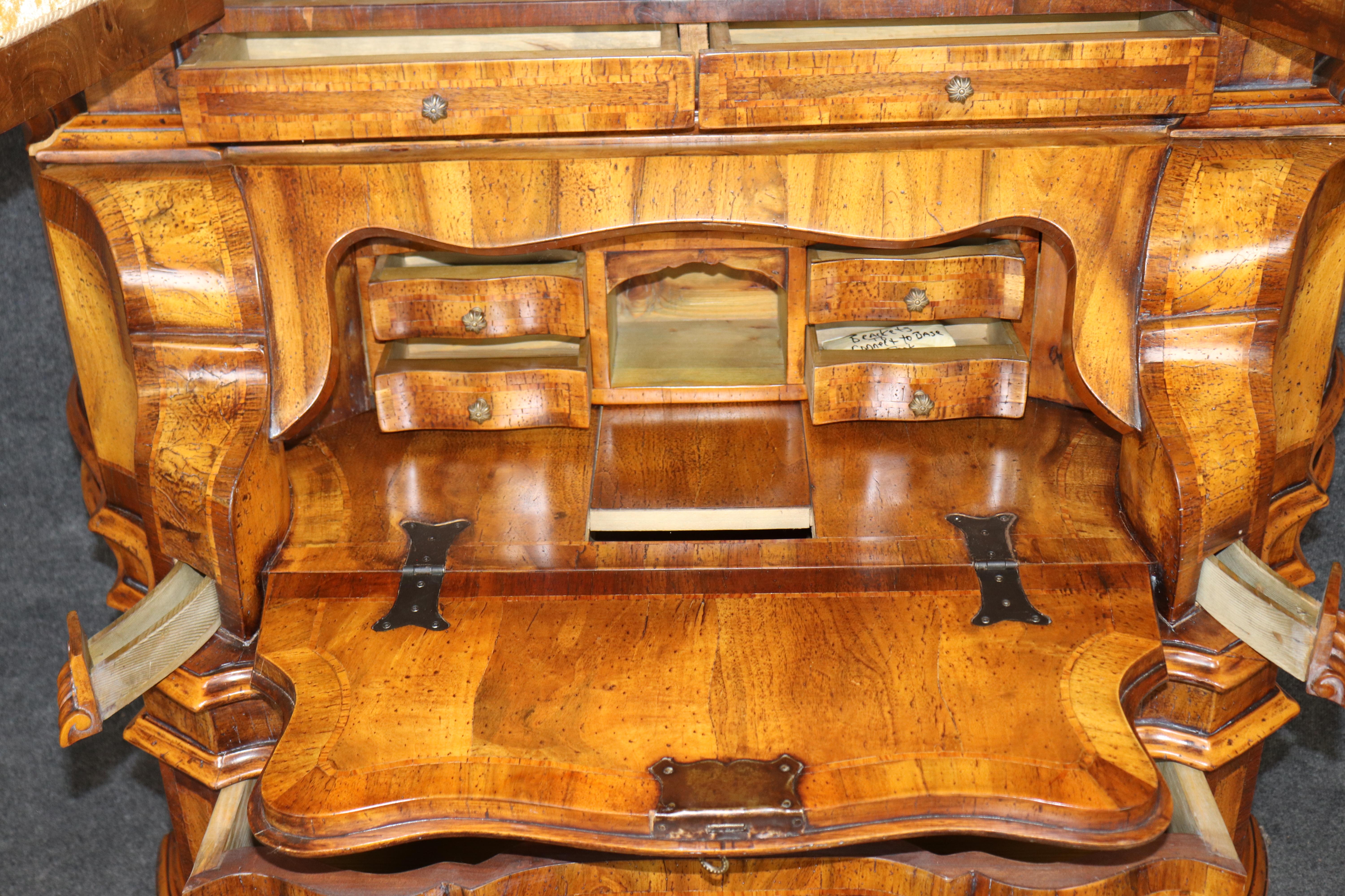 Feine geätzte Spiegeltür Olivenholz Italienisch Rokoko Sekretär Schreibtisch mit Figuren (Messing) im Angebot