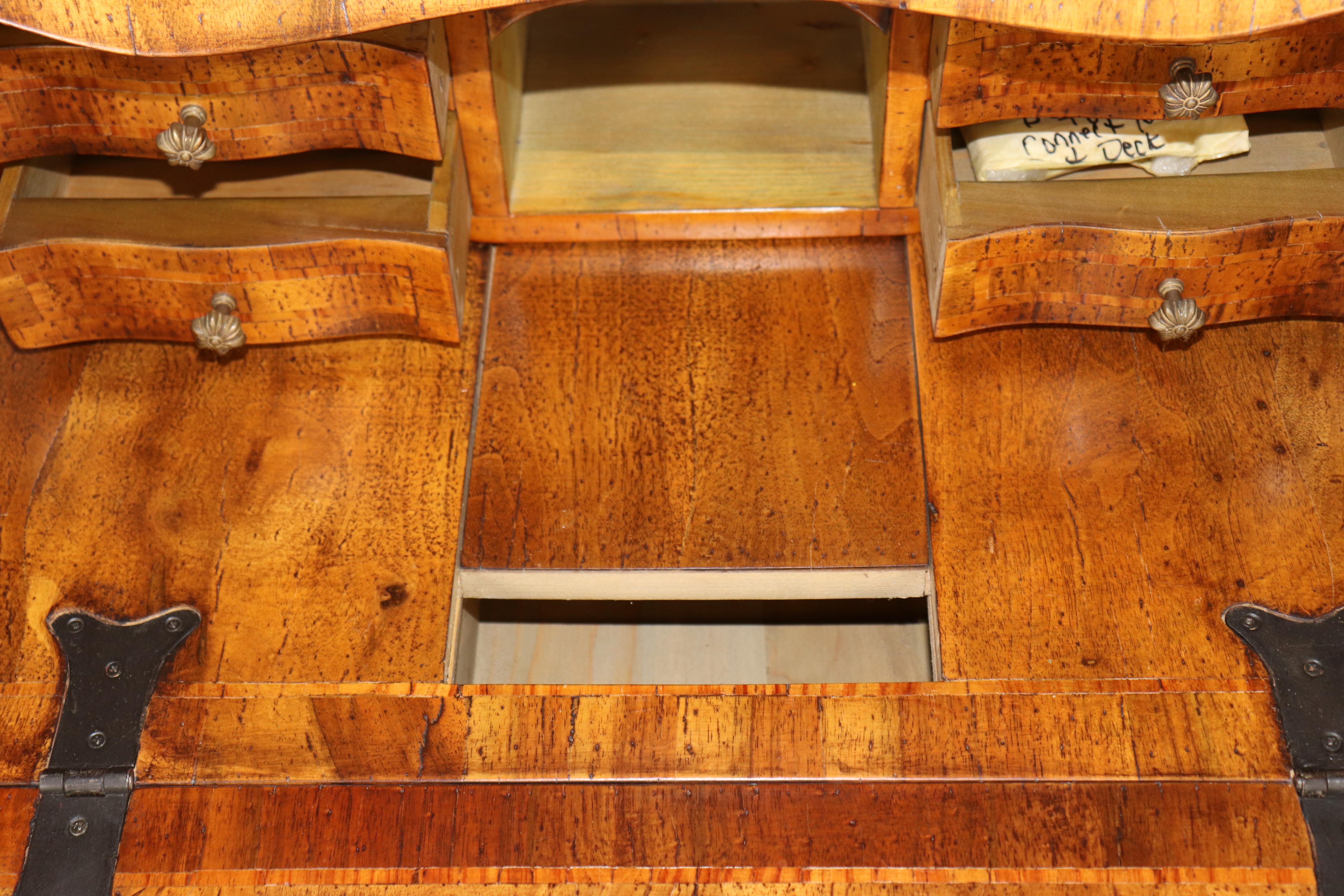 Feine geätzte Spiegeltür Olivenholz Italienisch Rokoko Sekretär Schreibtisch mit Figuren im Angebot 1