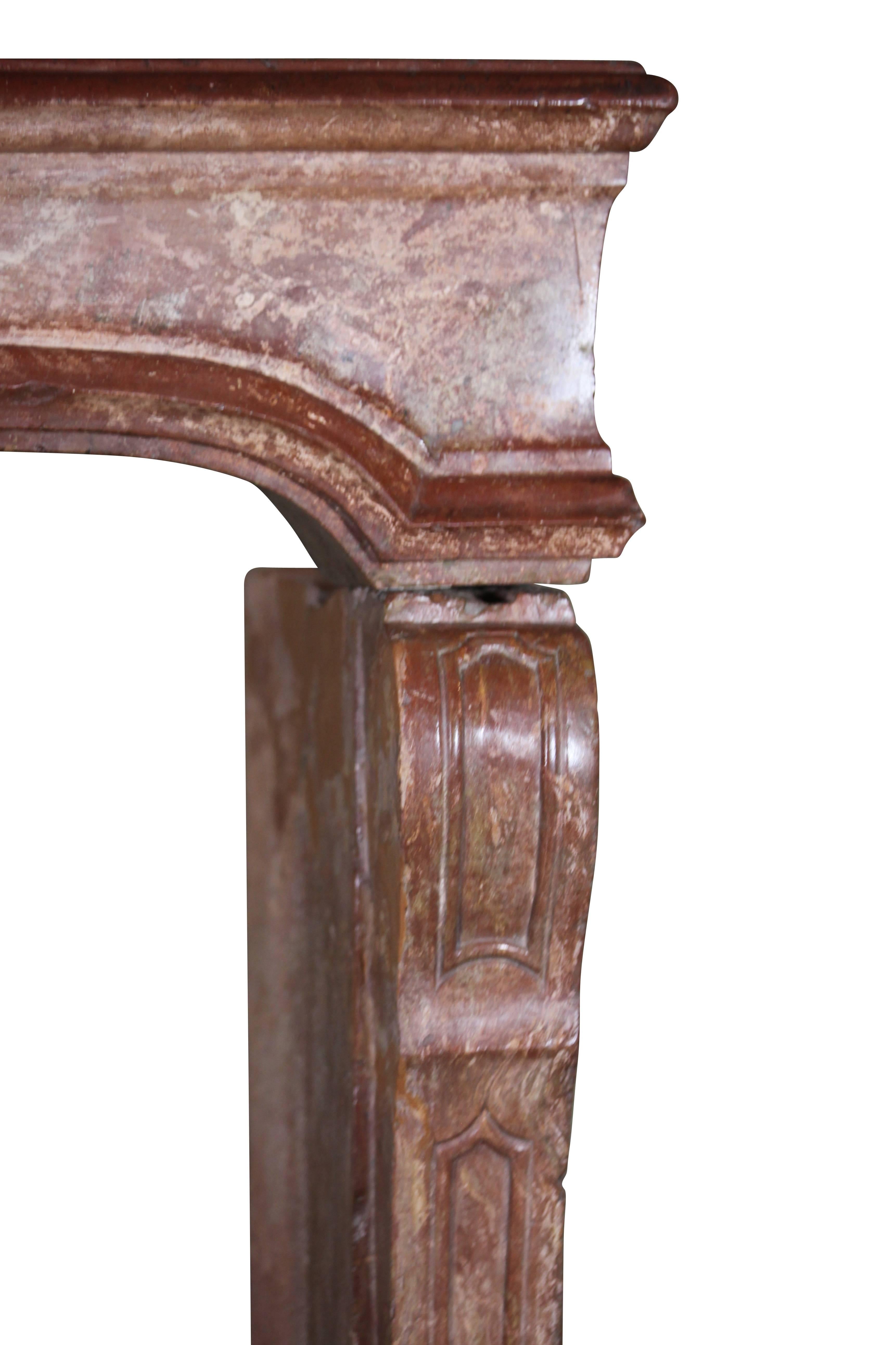 Revestimiento de chimenea antiguo europeo para un interior a medida Italiano en venta