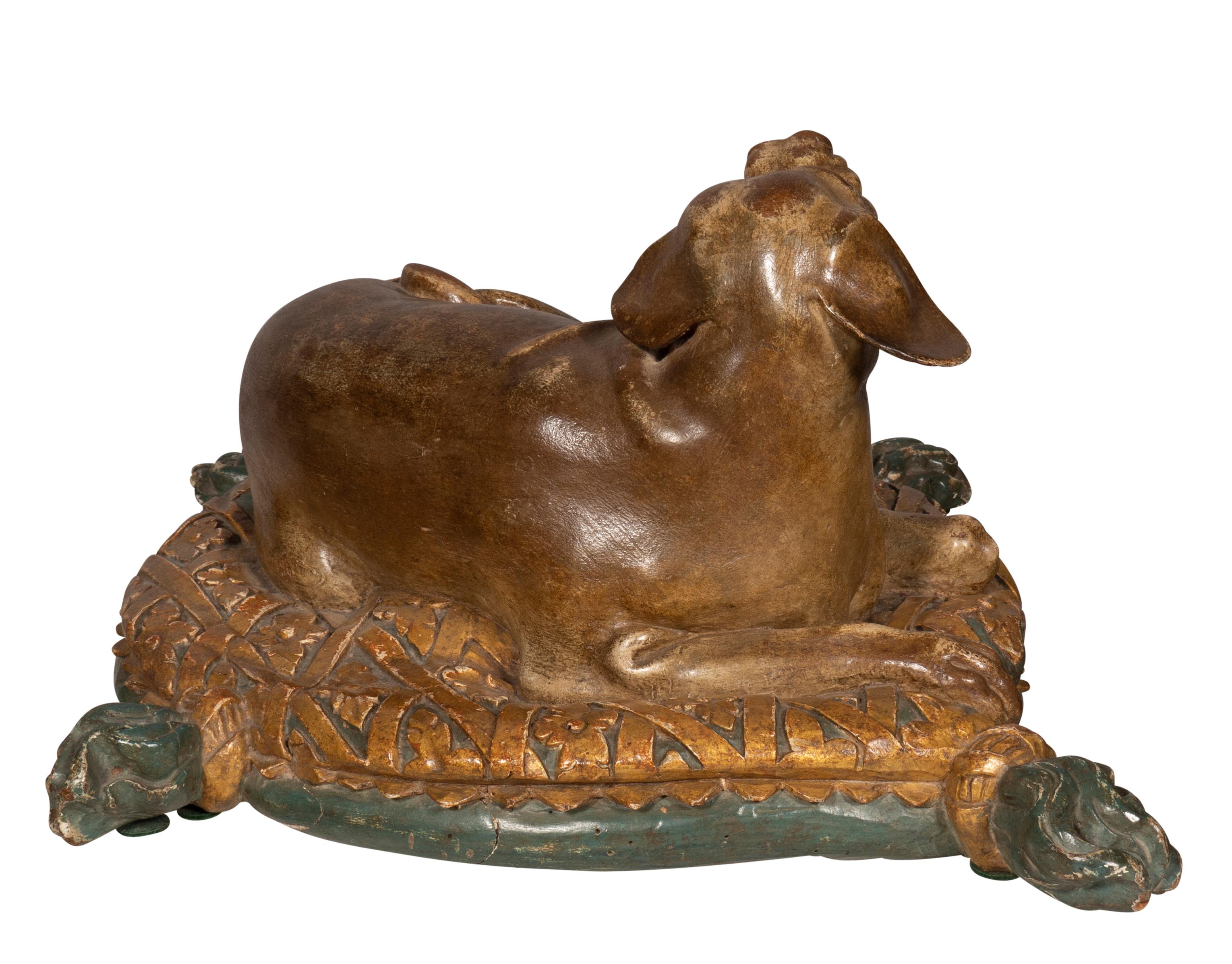 Un beau chien europen sculpt et peint allong sur un coussin en vente 3
