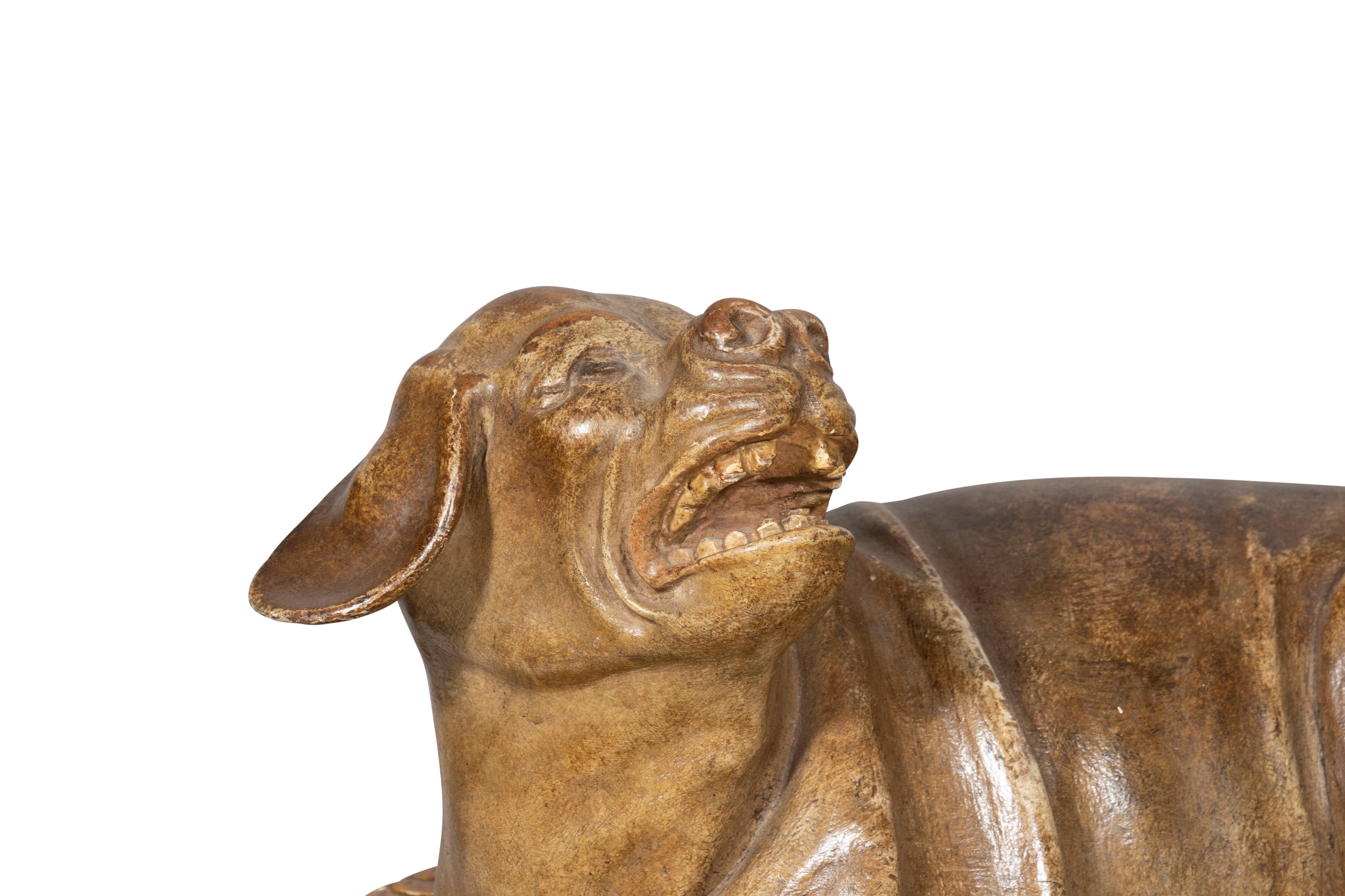 Un beau chien europen sculpt et peint allong sur un coussin en vente 7