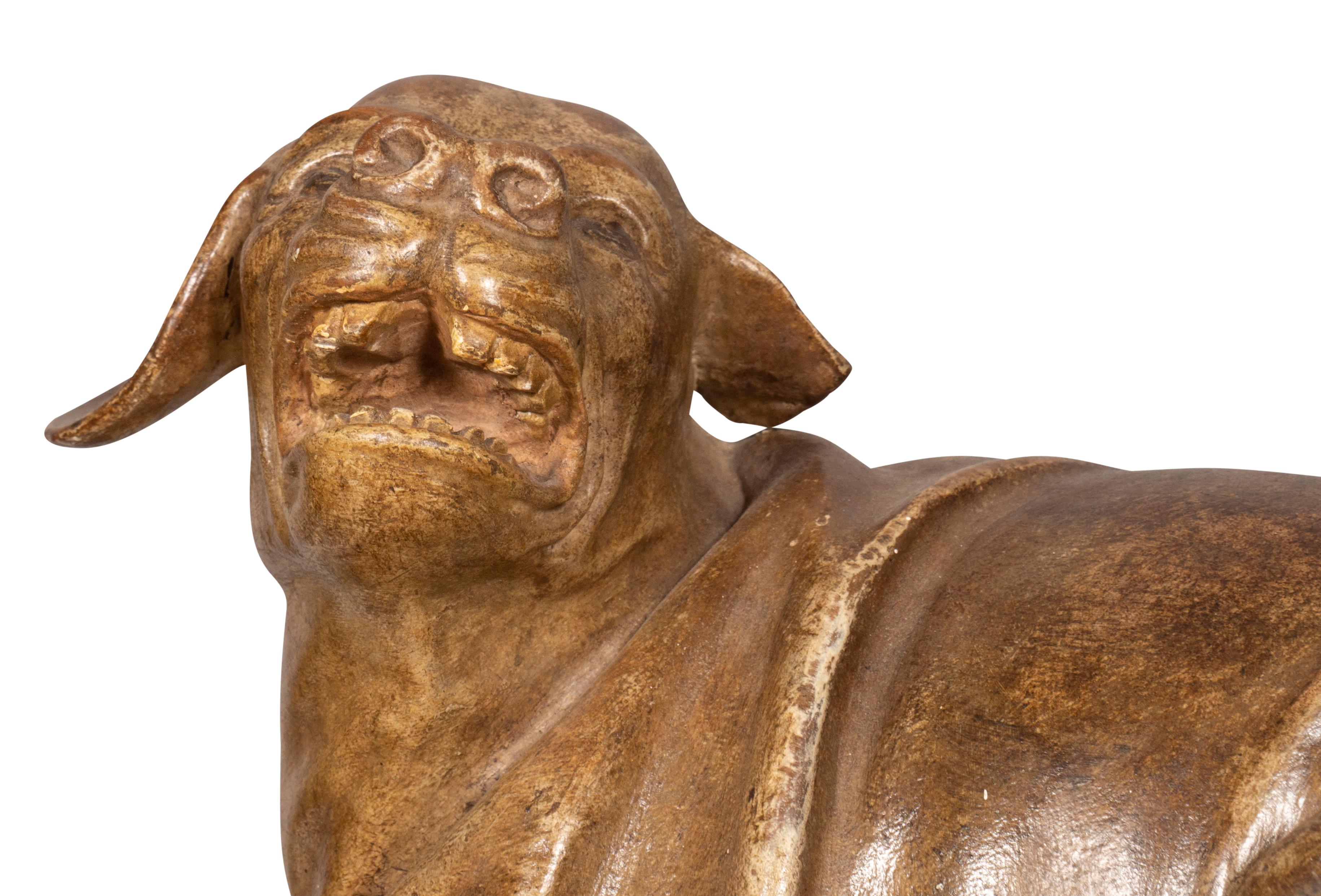 Un beau chien europen sculpt et peint allong sur un coussin en vente 8